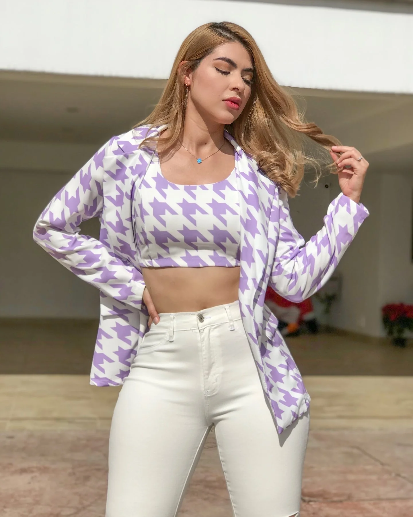Blazer con top morado y blanco - Image 3