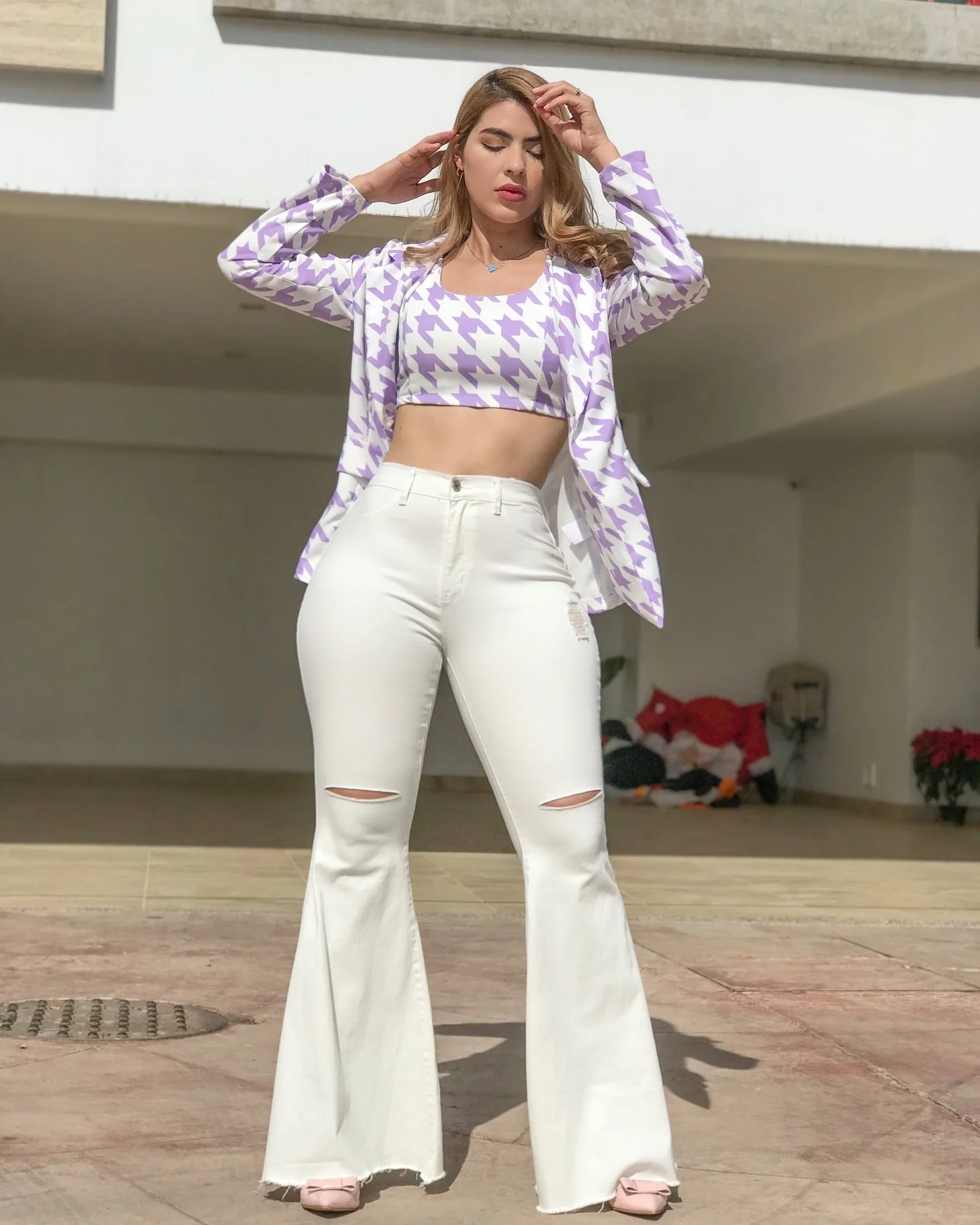 Blazer con top morado y blanco - Image 5