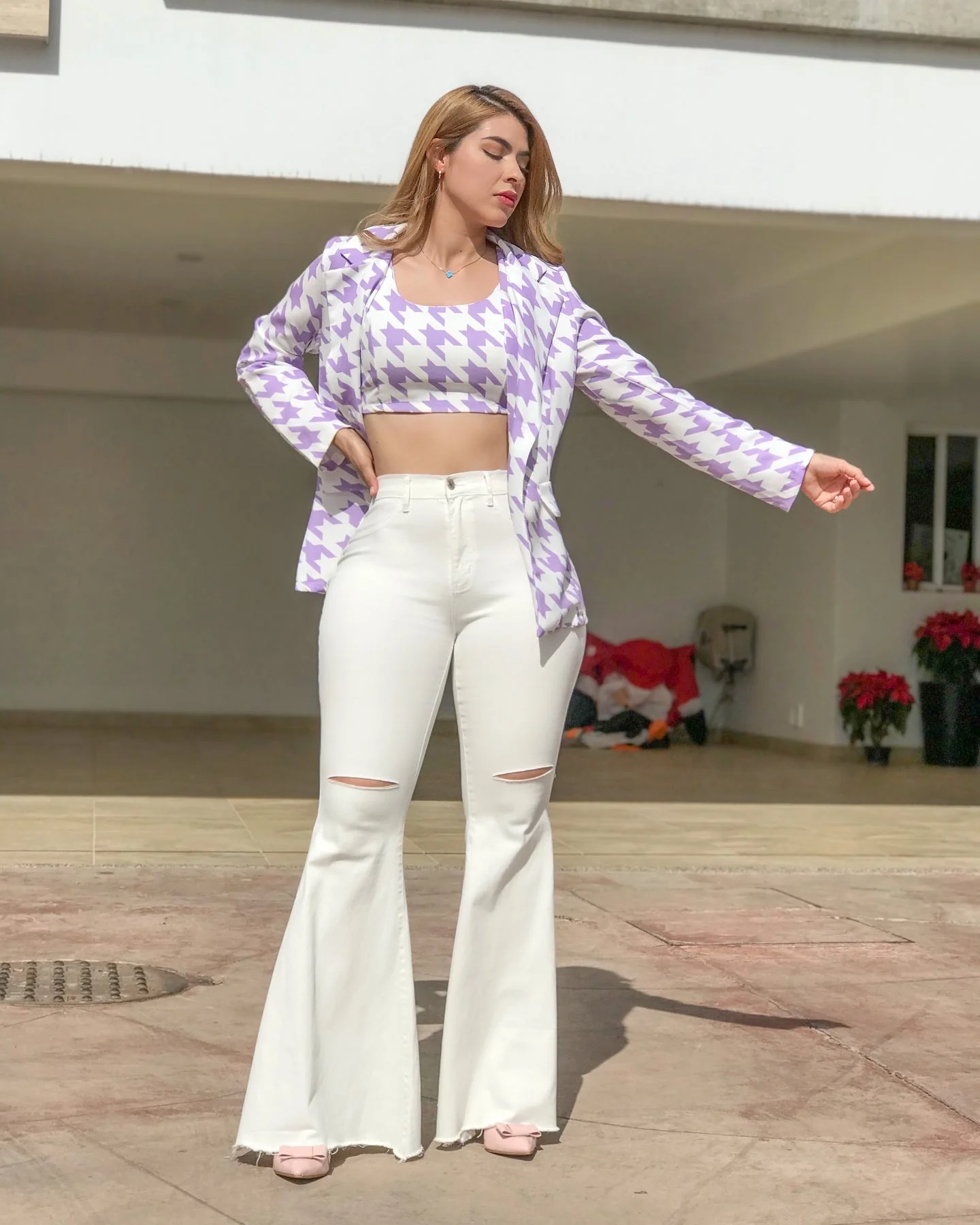 Blazer con top morado y blanco - Image 6