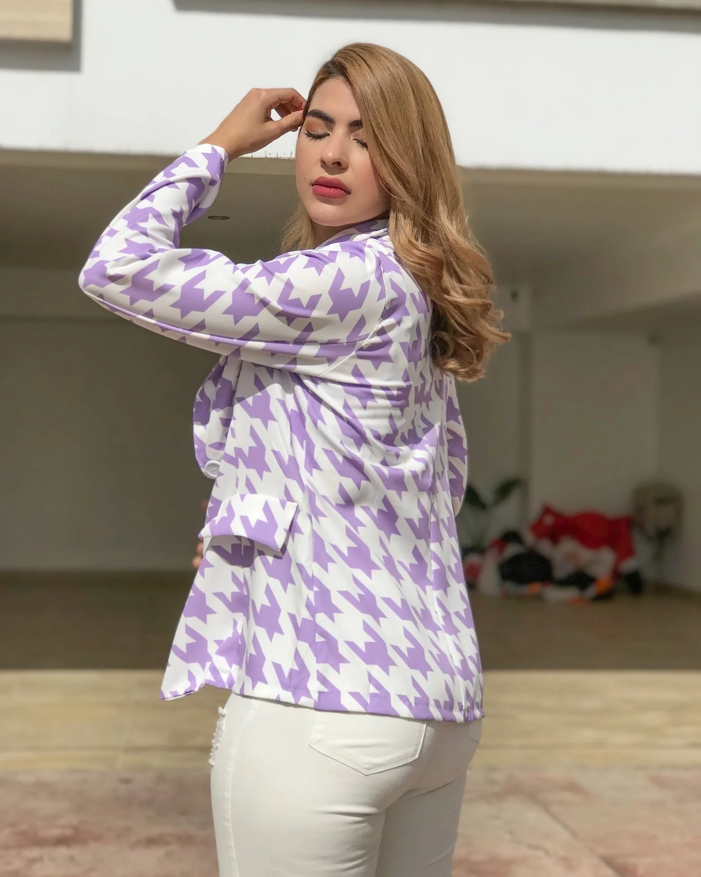 Blazer con top morado y blanco - Image 7
