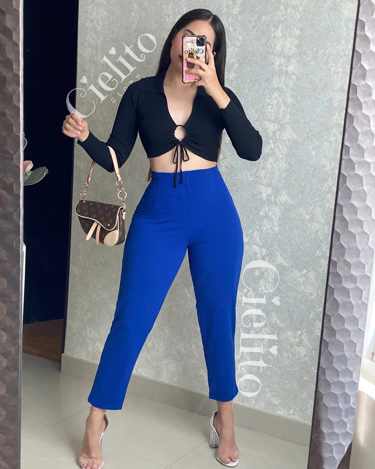 Blusa negra con escote - Image 2