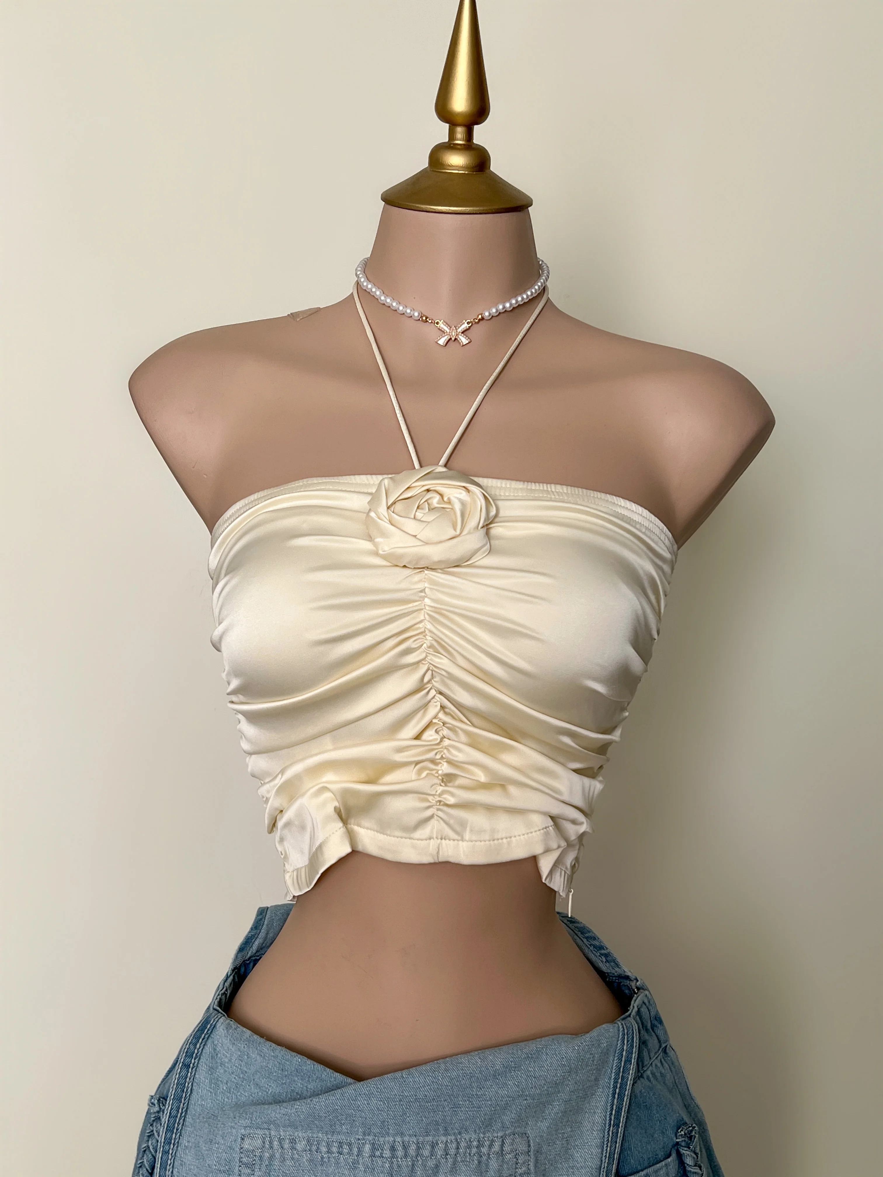 BLUSA SATINADA CON FLOR