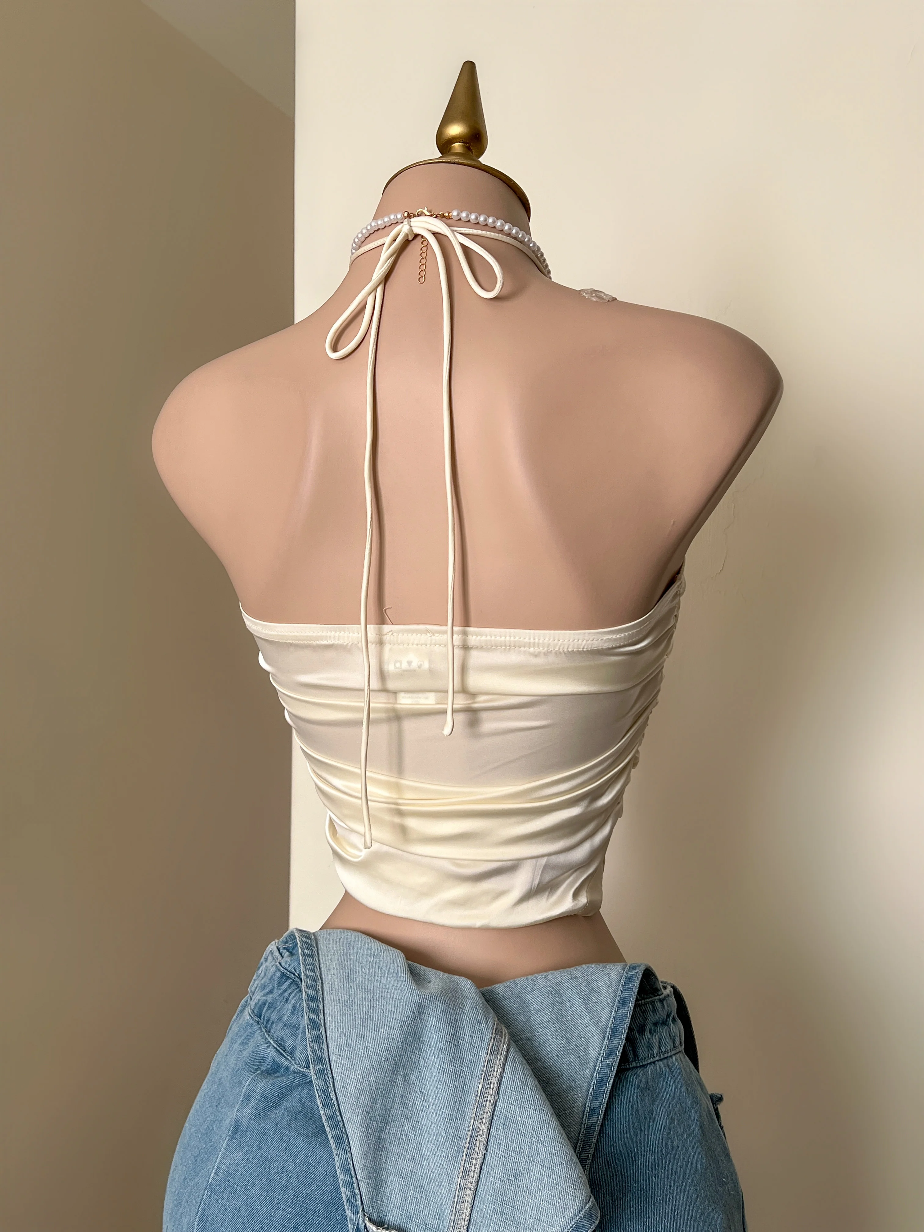 BLUSA SATINADA CON FLOR - Image 2