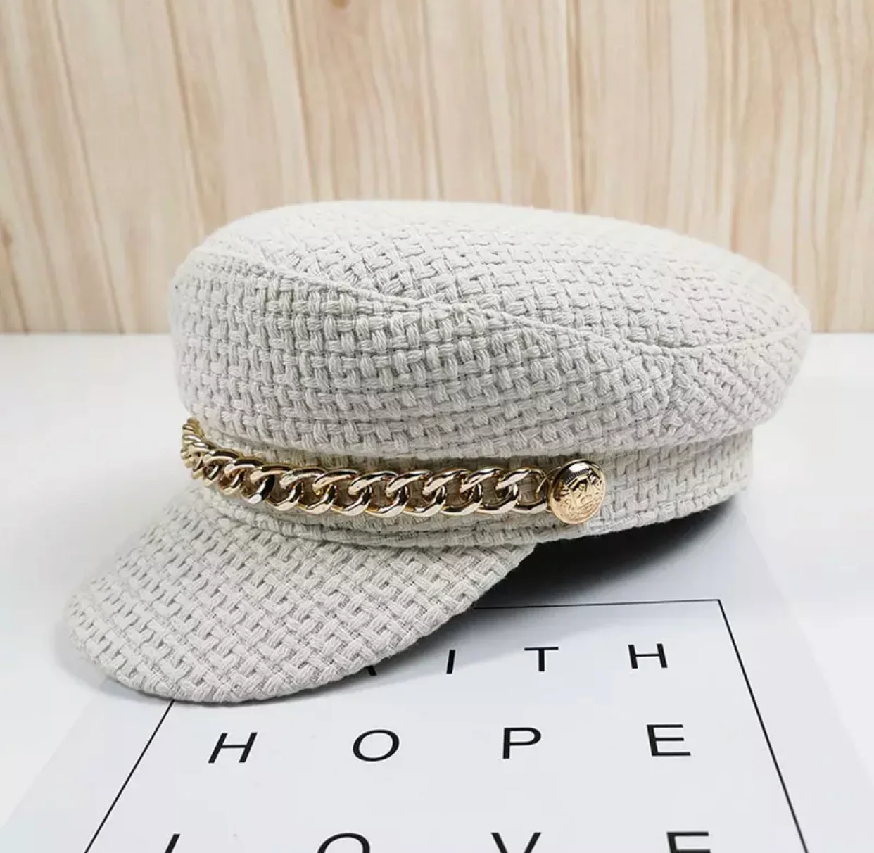 BOINA BLANCA CON CADENA