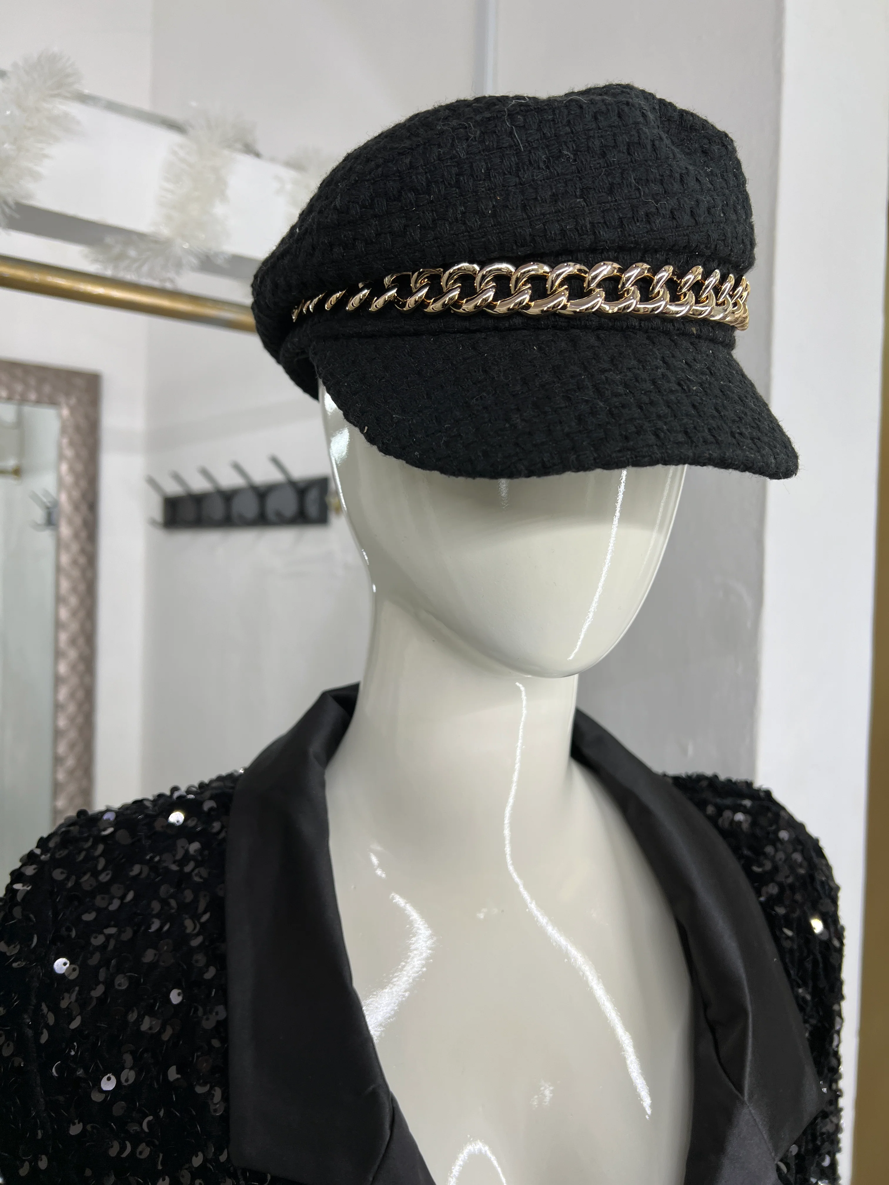 BOINA NEGRA CON CADENA - Image 3