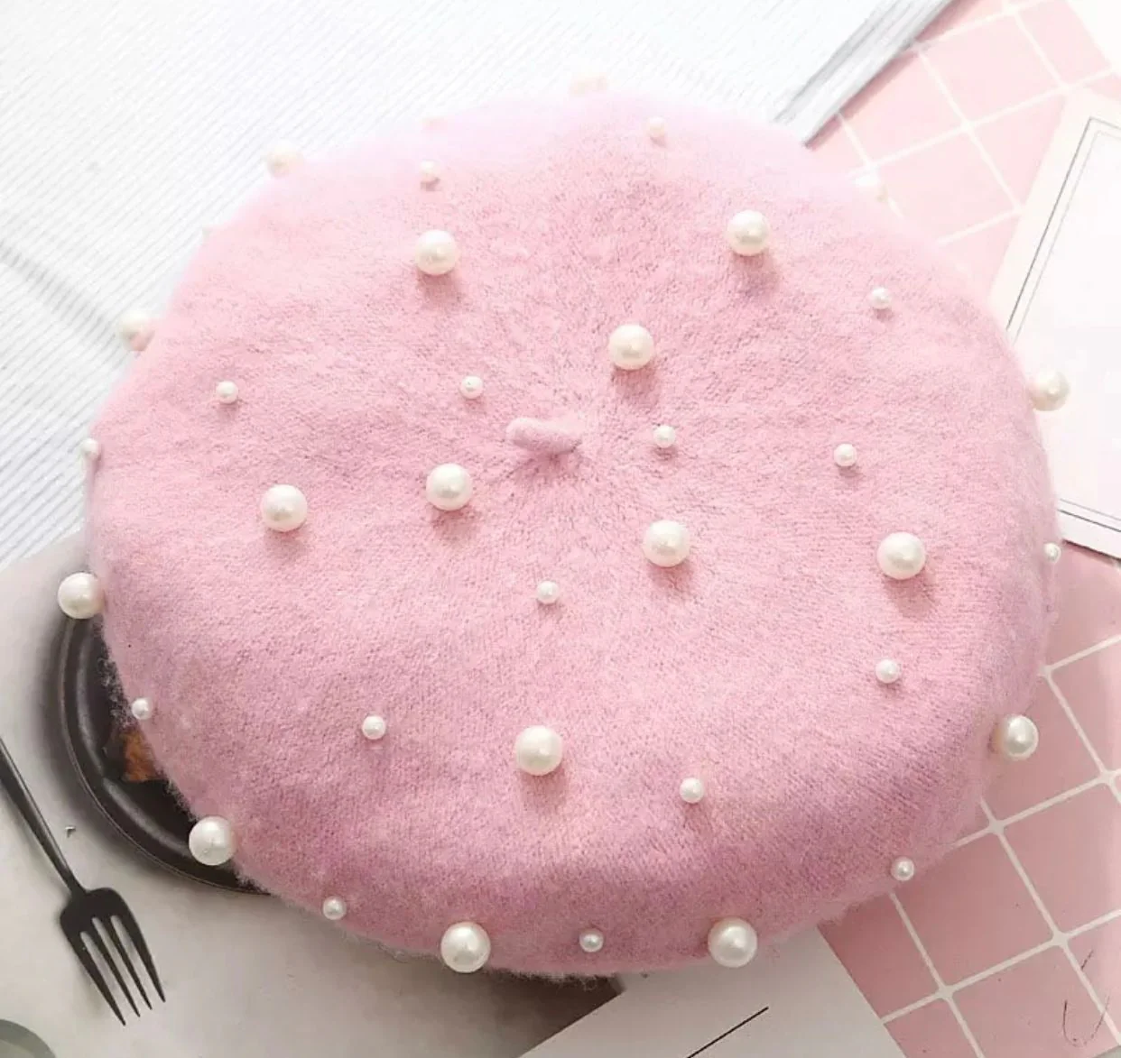 Boina rosa pastel con perlas - Image 4