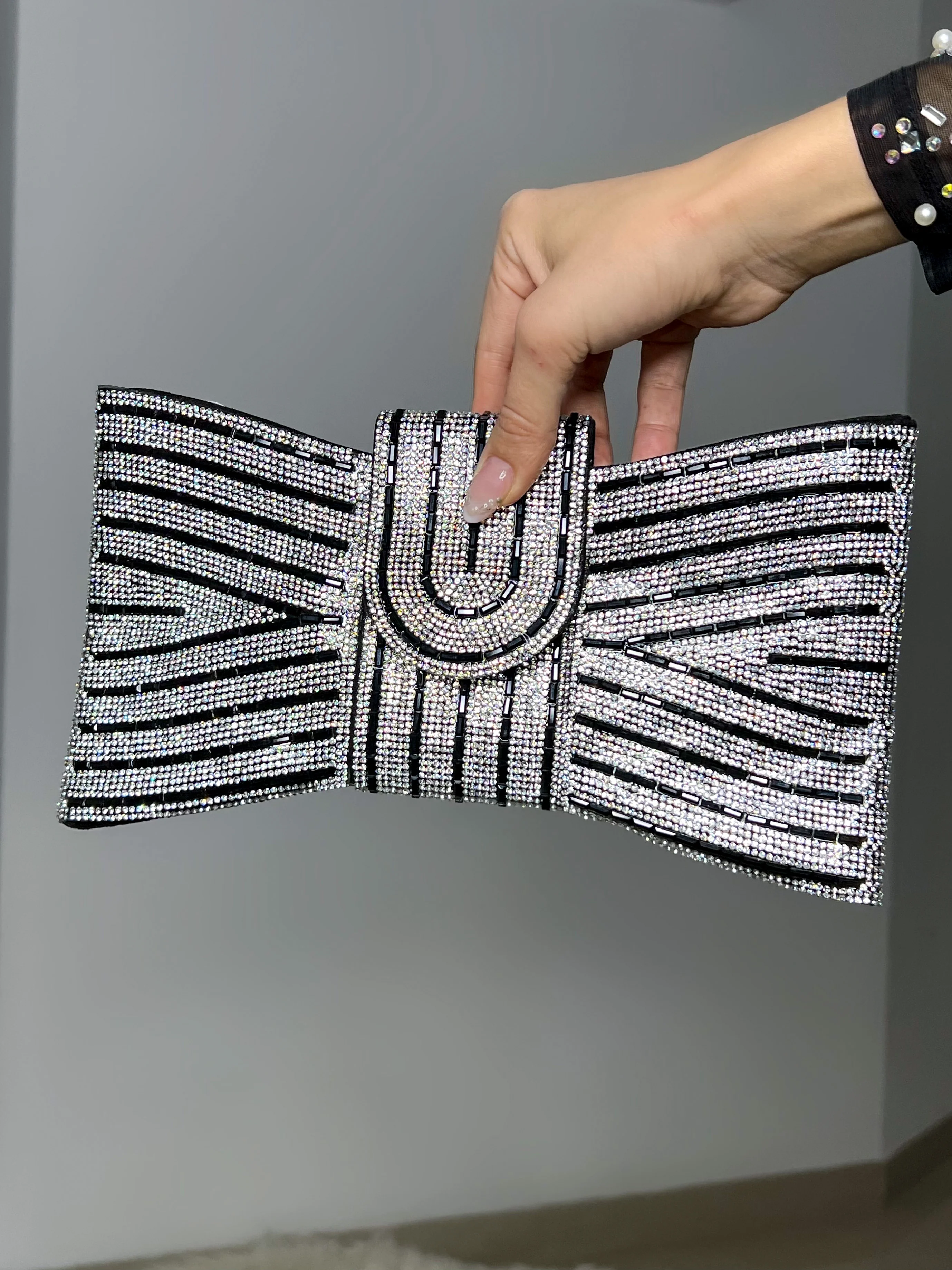 BOLSO MOÑO NEGRO Y PLATA - Image 2