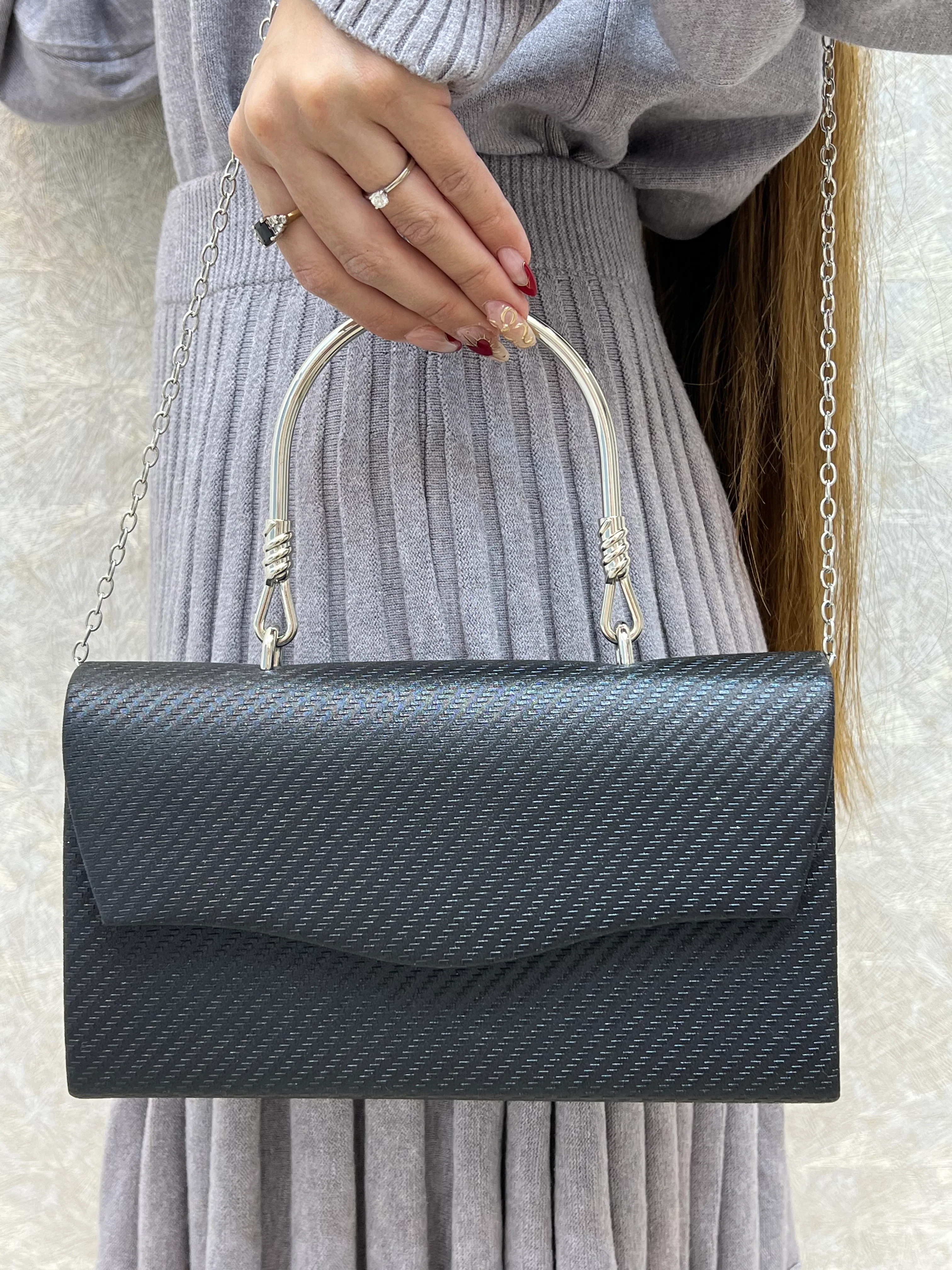 BOLSO NEGRO CON CORREA - Image 2