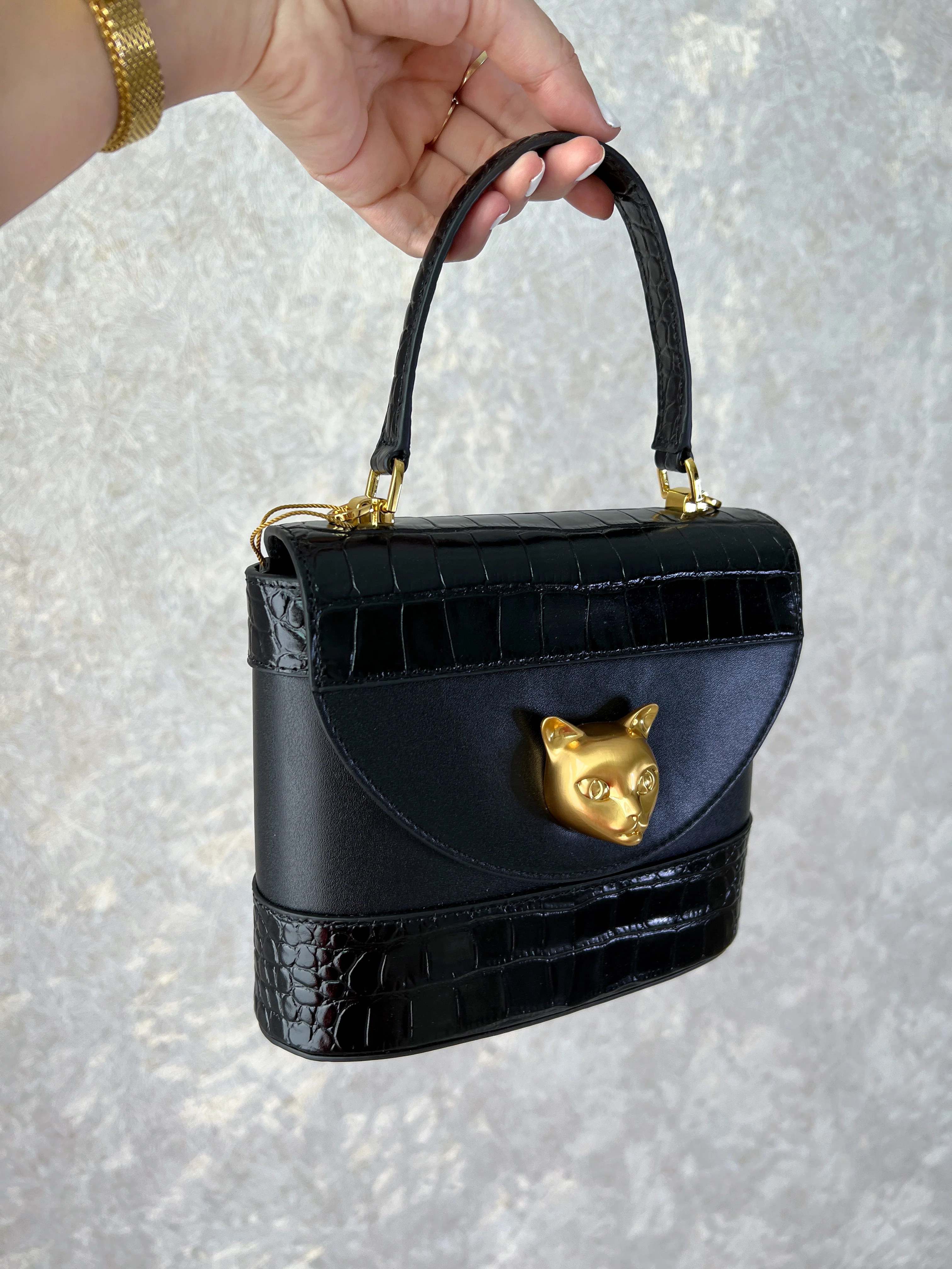 Bolso negro con detalle dorado - Image 3