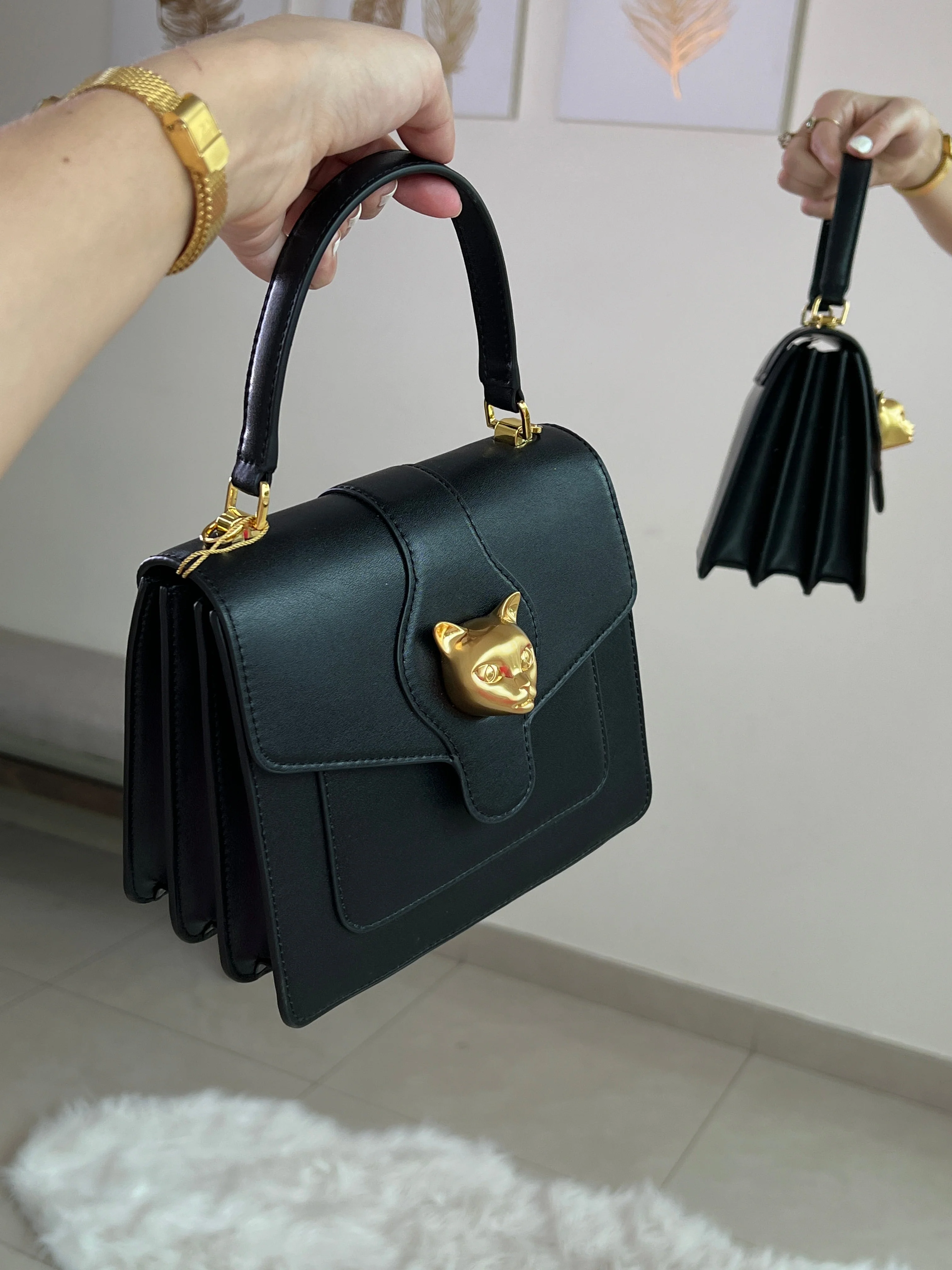 Bolso negro con detalle dorado - Image 5