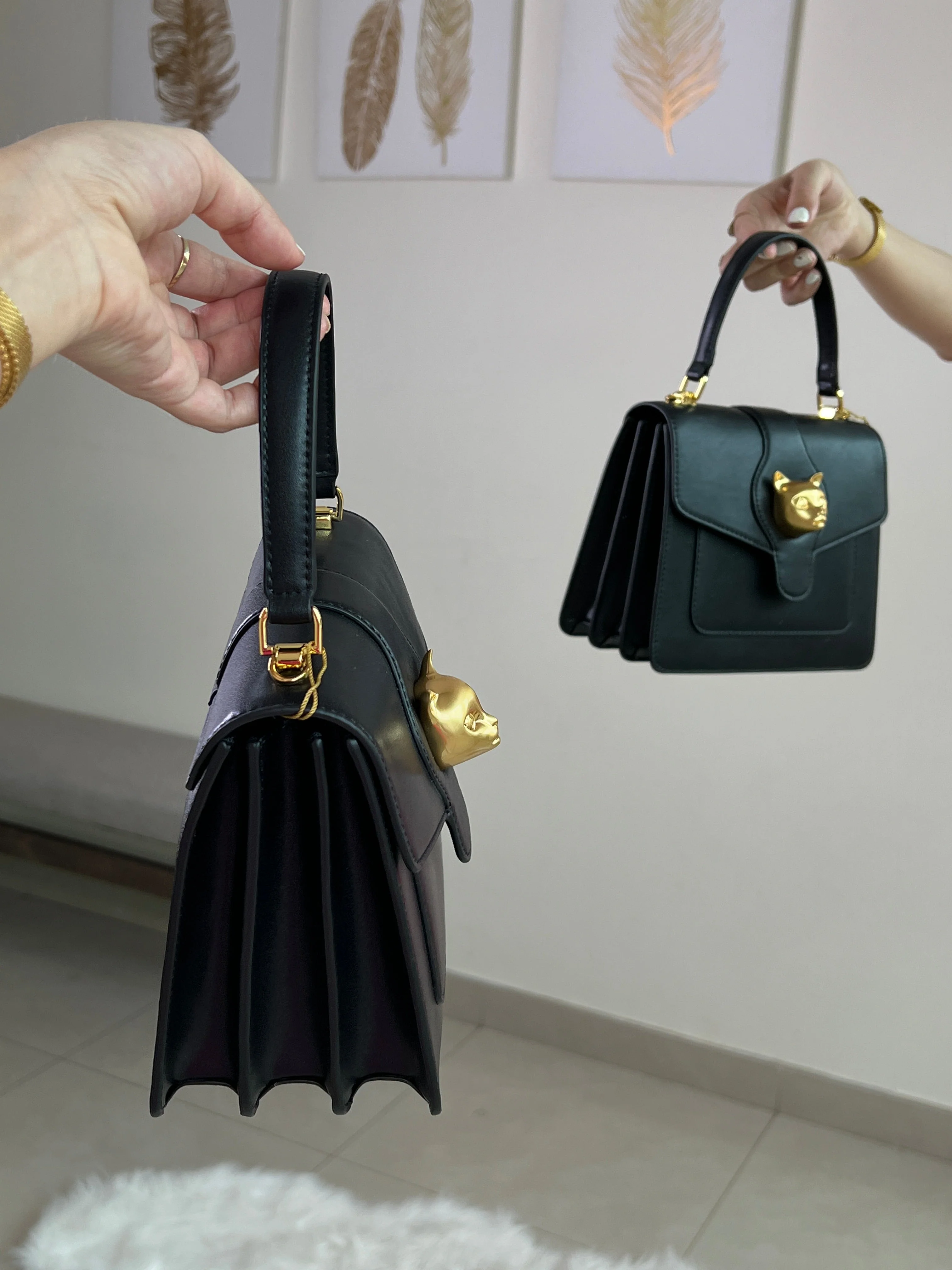 Bolso negro con detalle dorado - Image 6