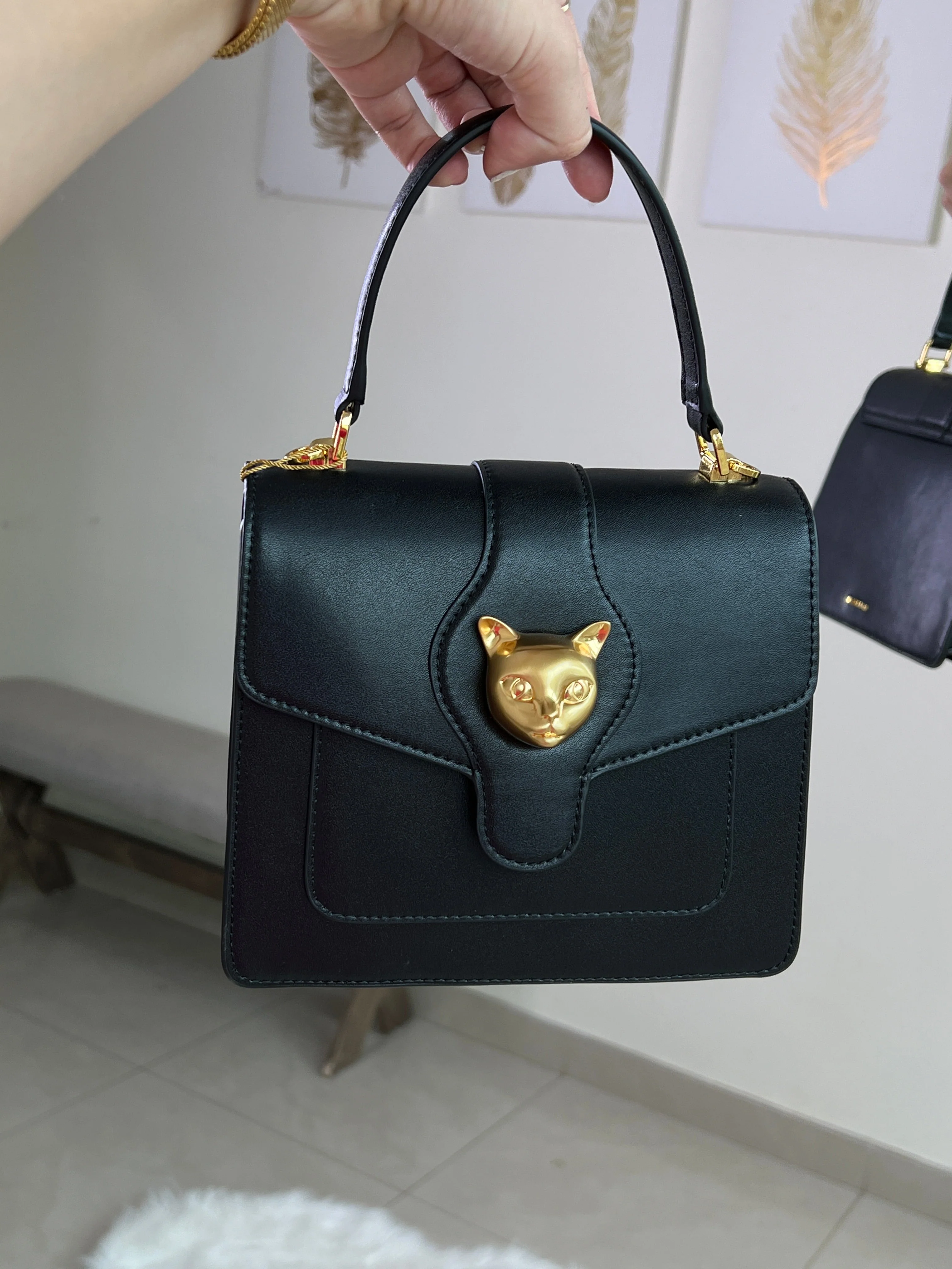 Bolso negro con detalle dorado - Image 7