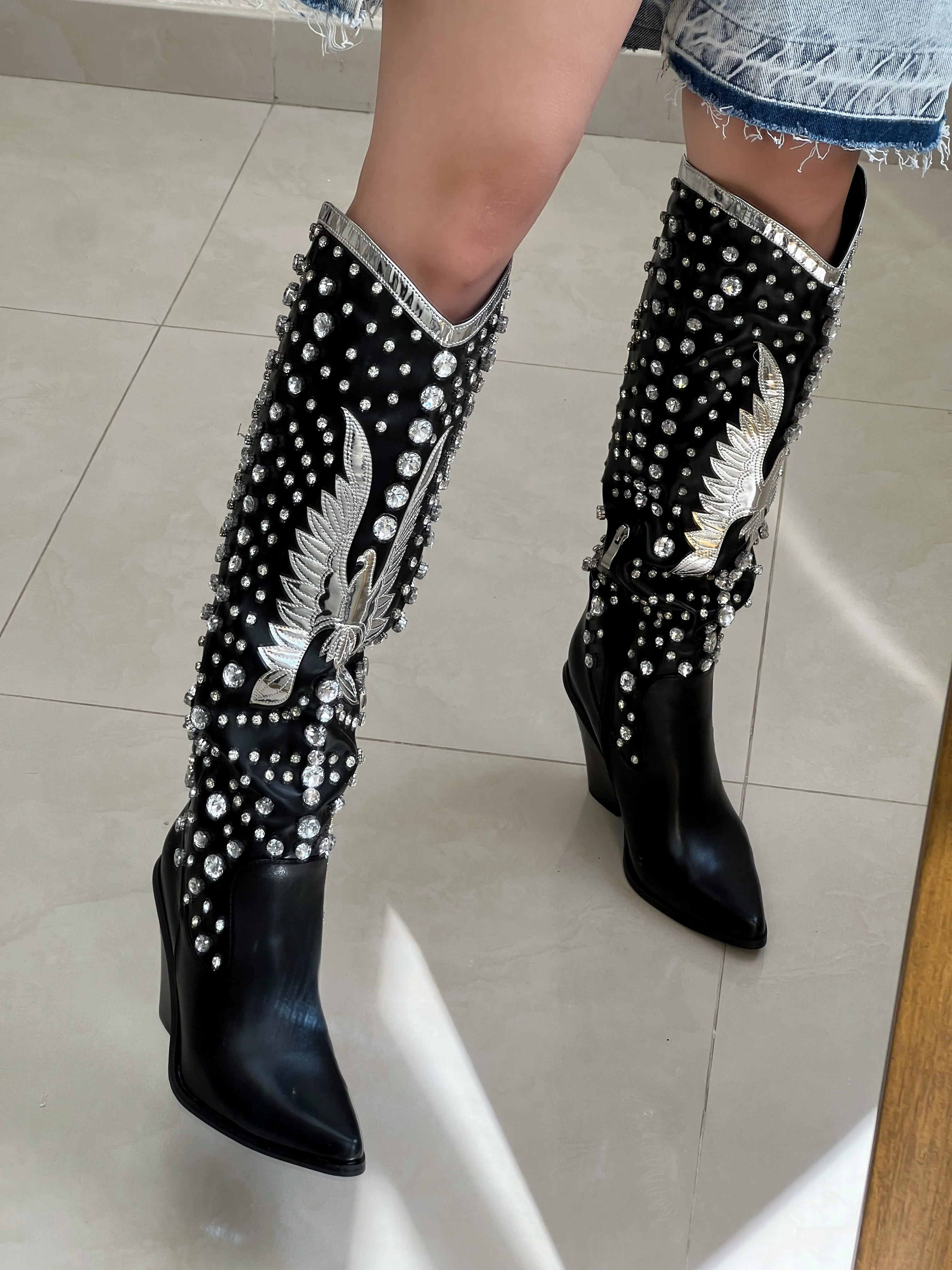 BOTAS COWBOY NEGRAS CON PEDRERÍA - Image 4