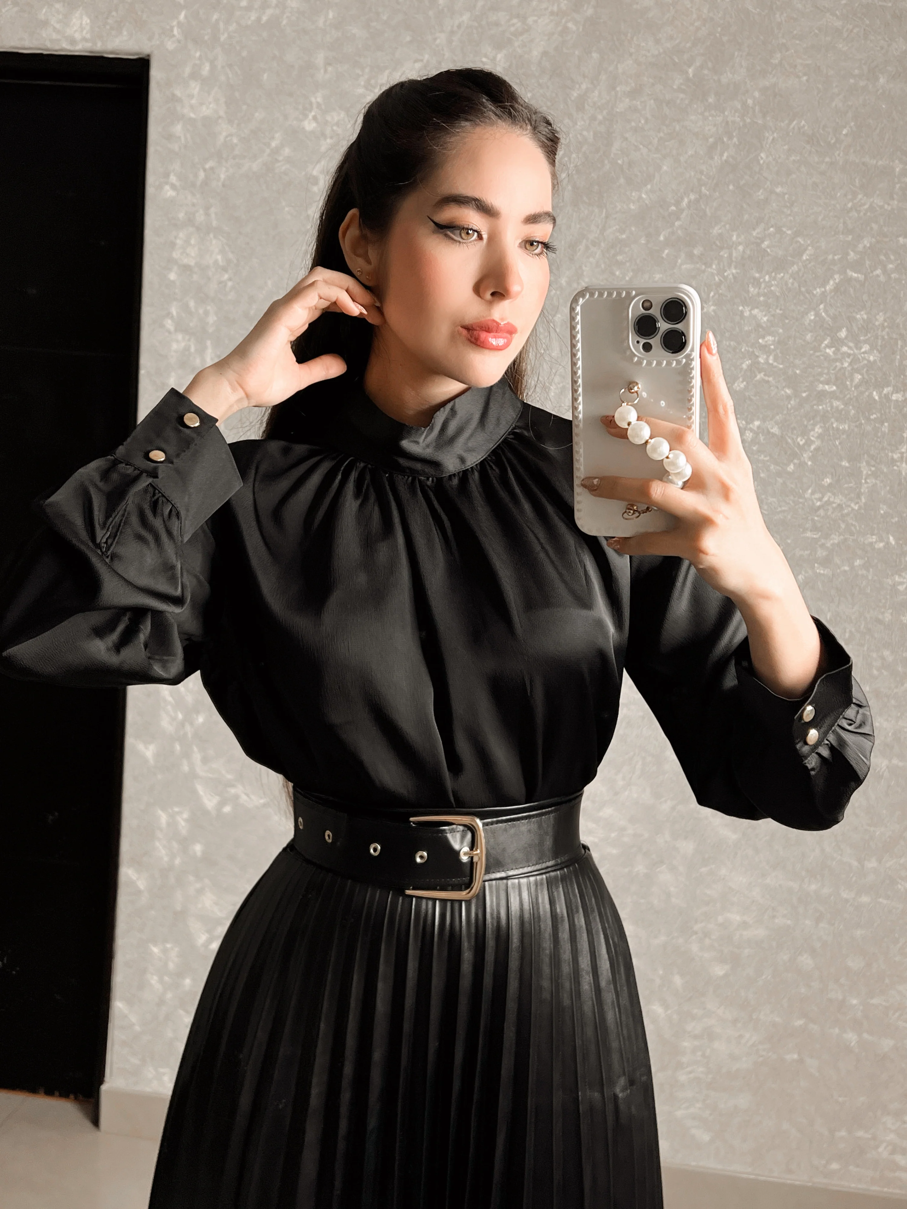 Blusa negra satinada