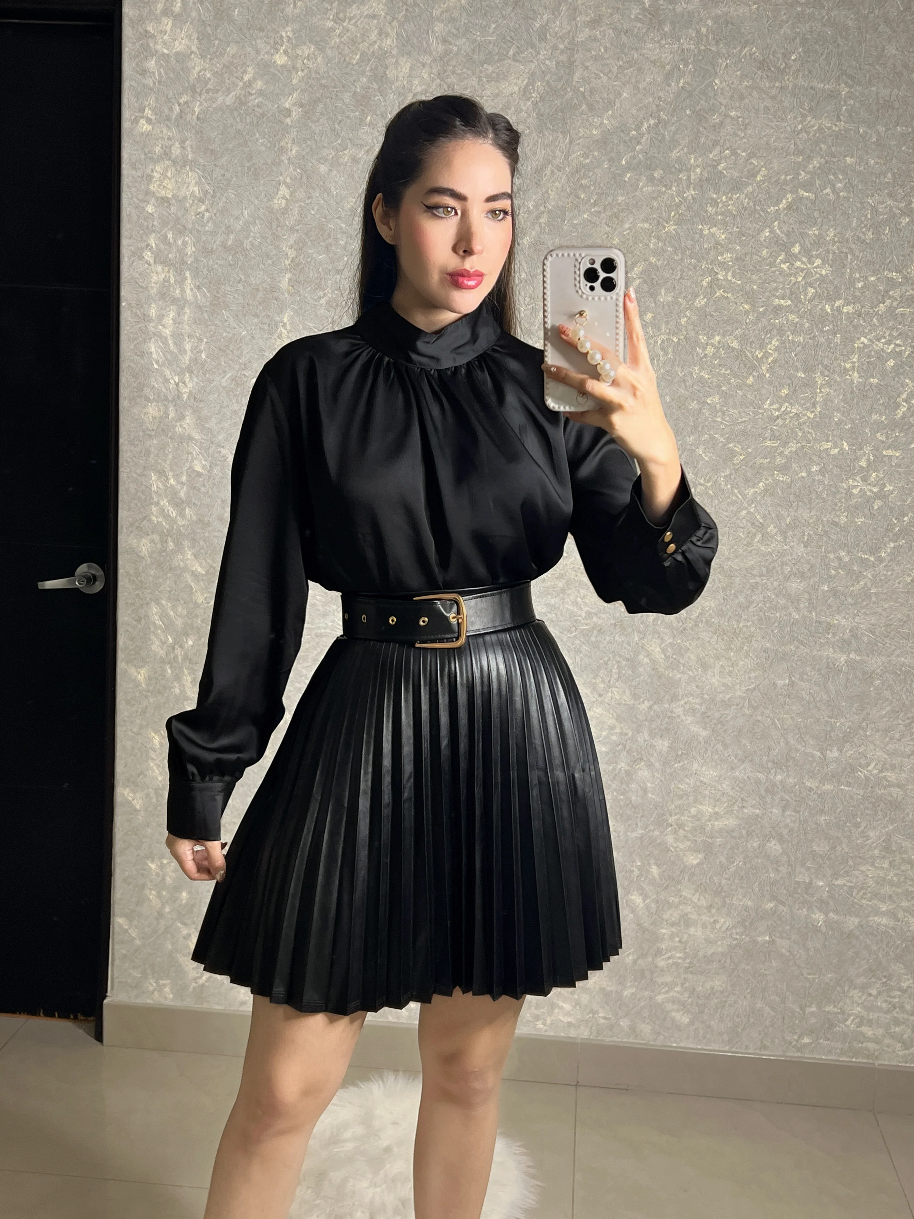 Blusa negra satinada - Image 2
