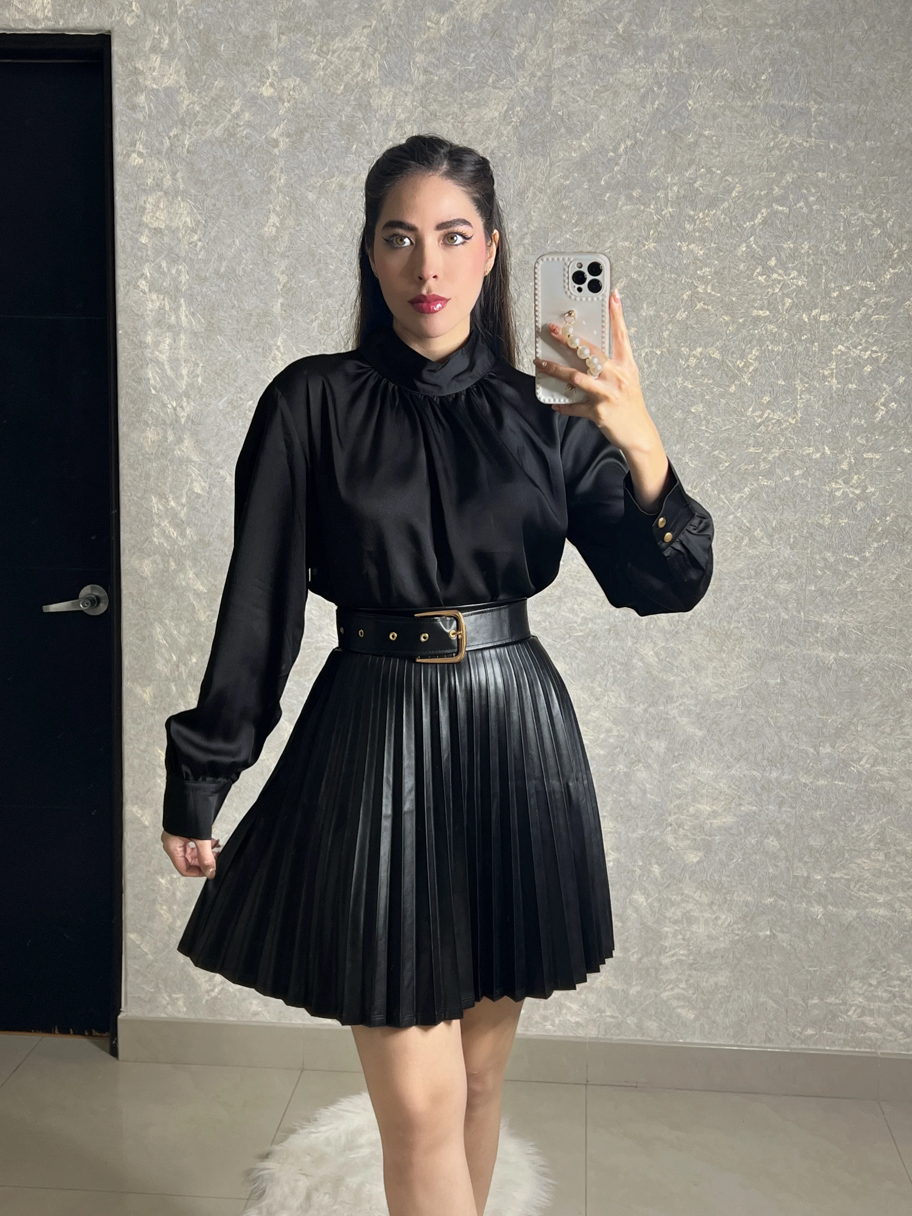 Blusa negra satinada - Image 3