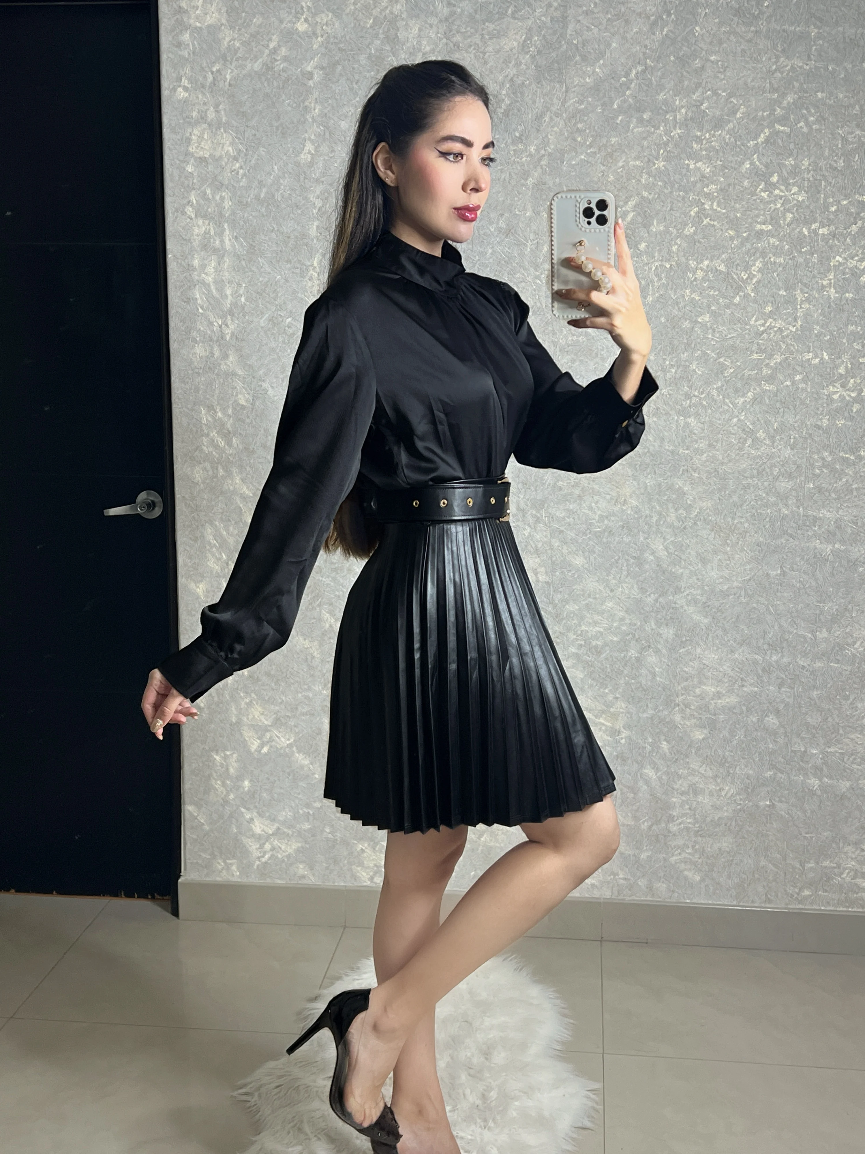 Blusa negra satinada - Image 4