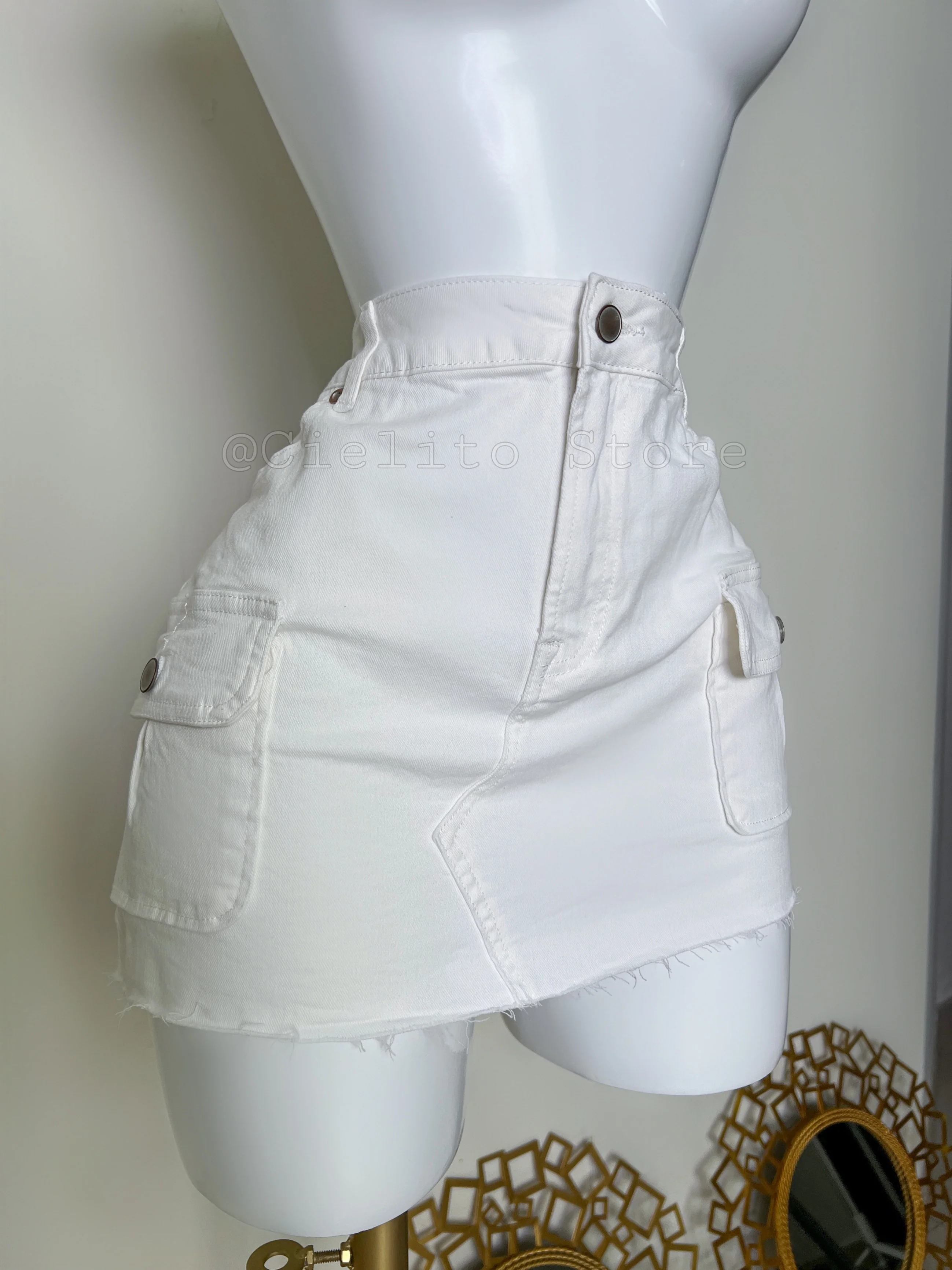 FALDA BLANCA CON BOLSAS - Image 3