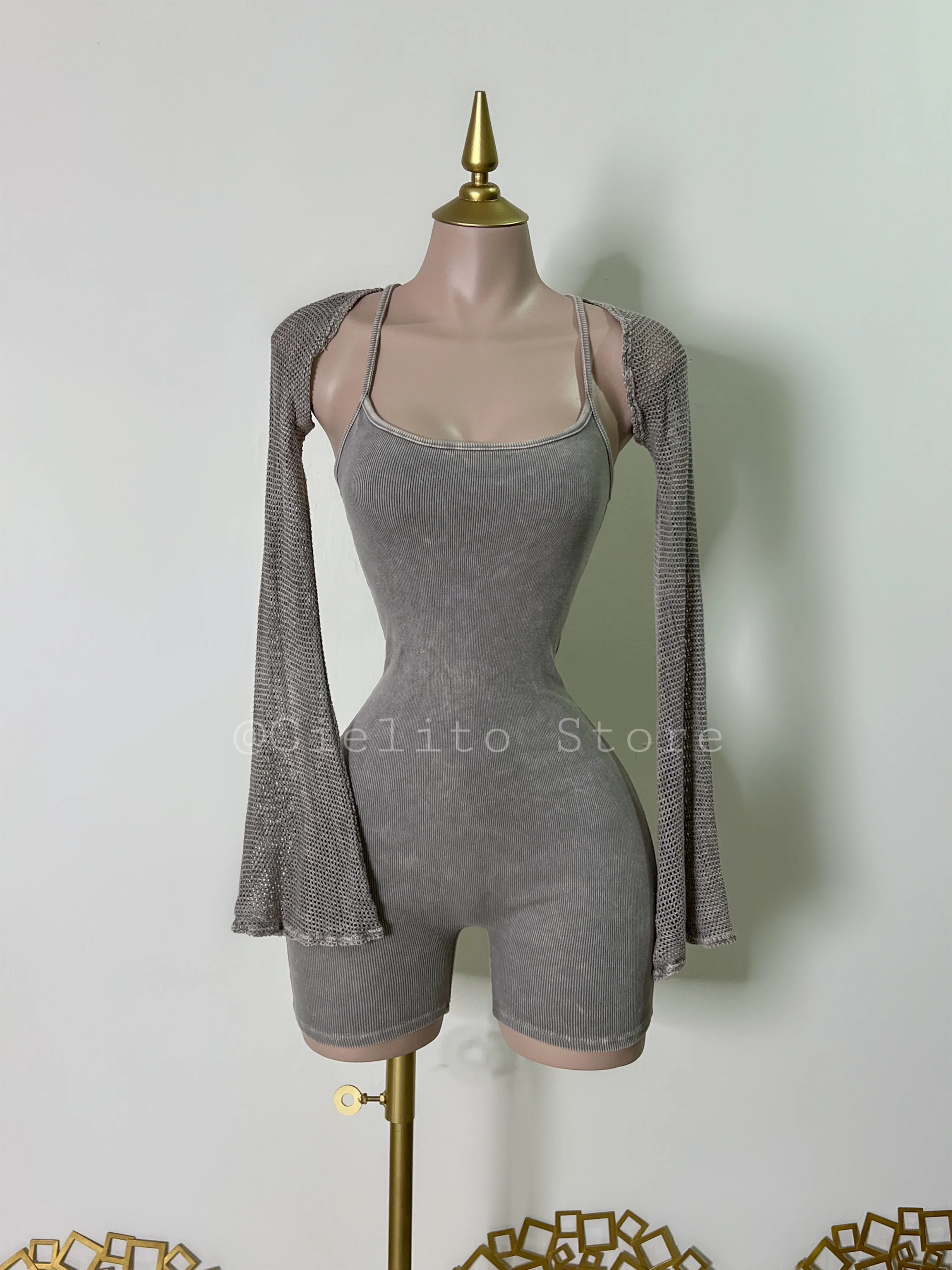 MONO CORTO GRIS CON MANGAS DE RED - Image 7