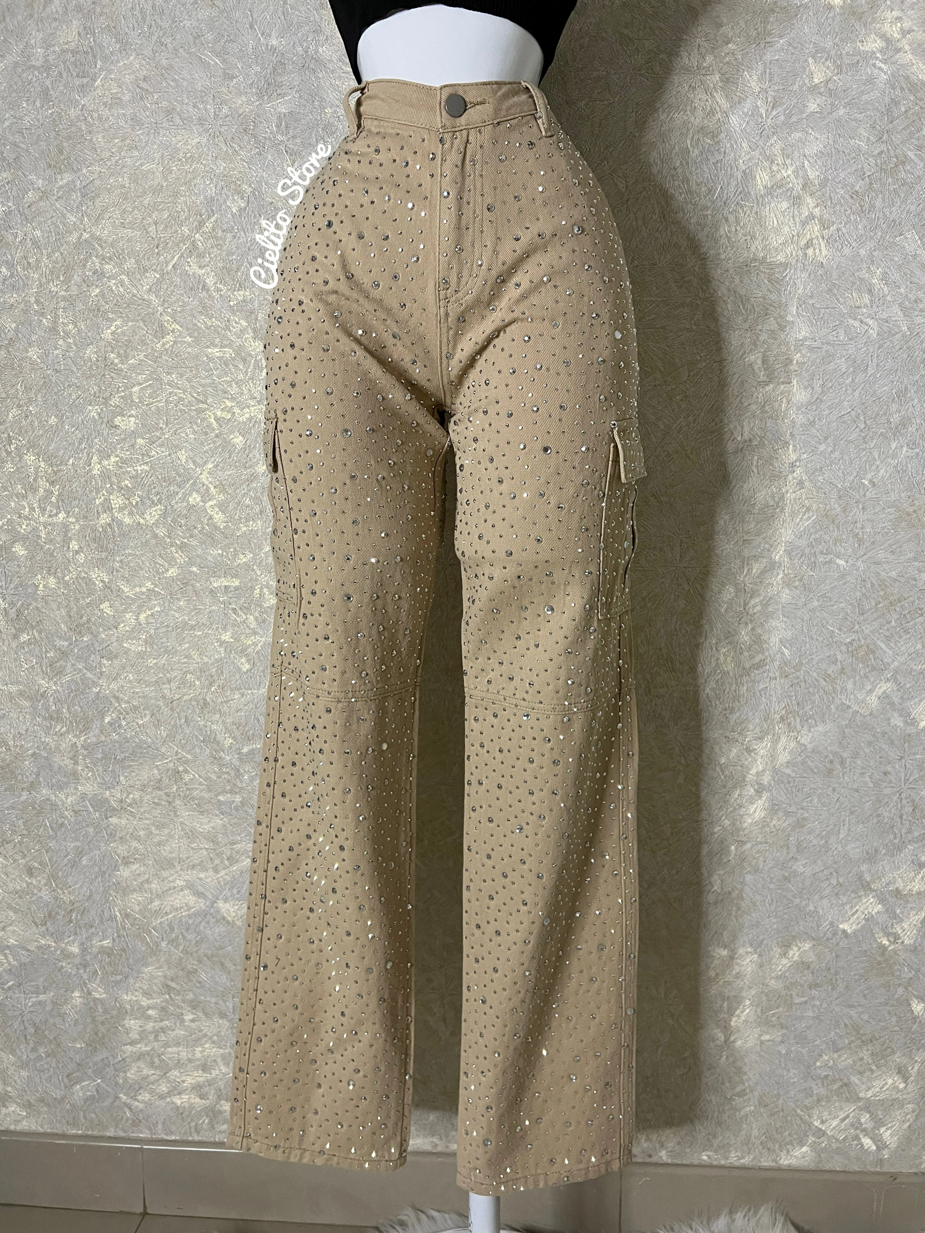 PANTALÓN CAQUI TELA TOTALMENTE DE PEDRERÍA FINA - Image 3