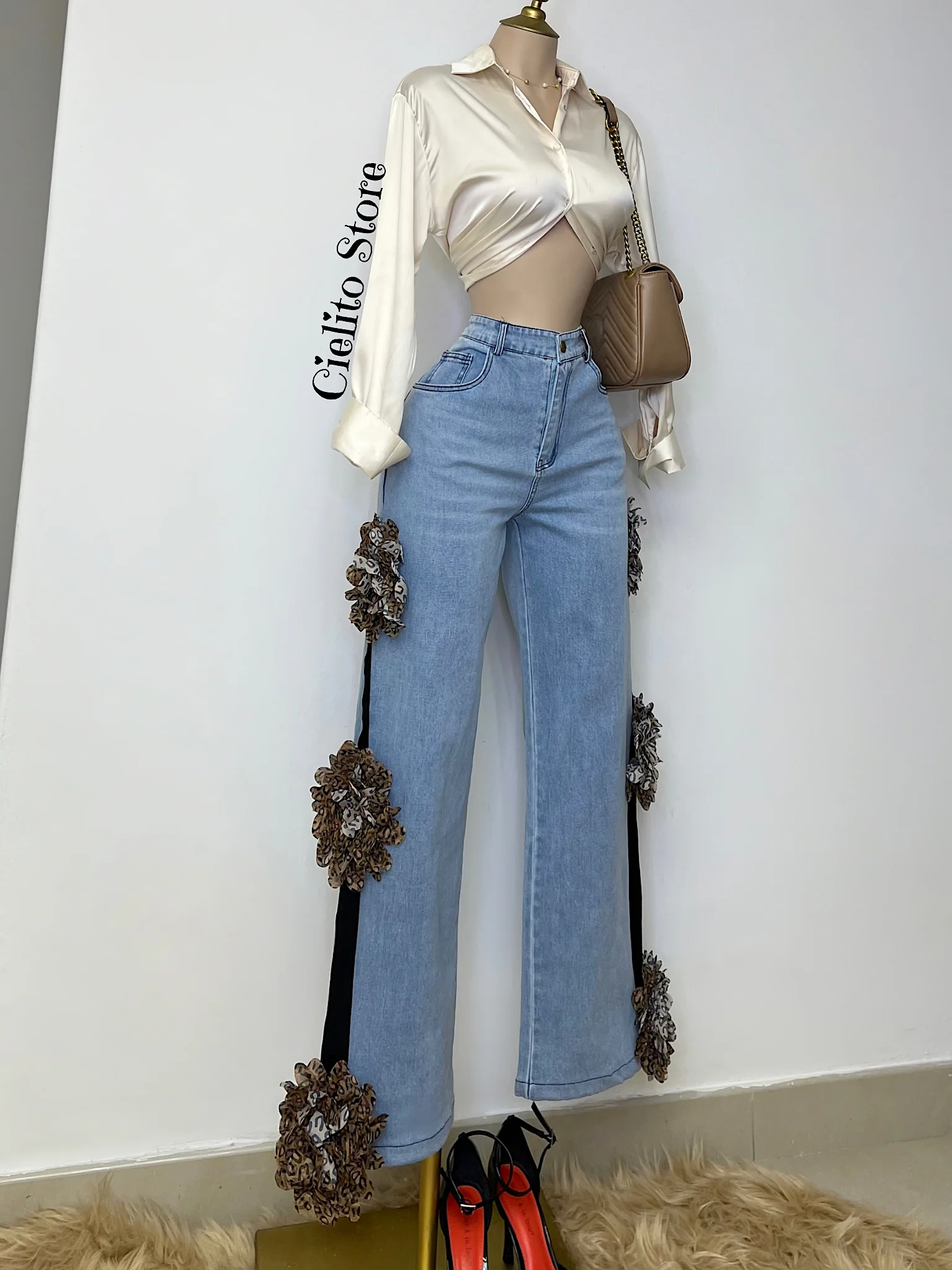 PANTALÓN DENIM CON PRENDEDOR DE FLOR - Image 2