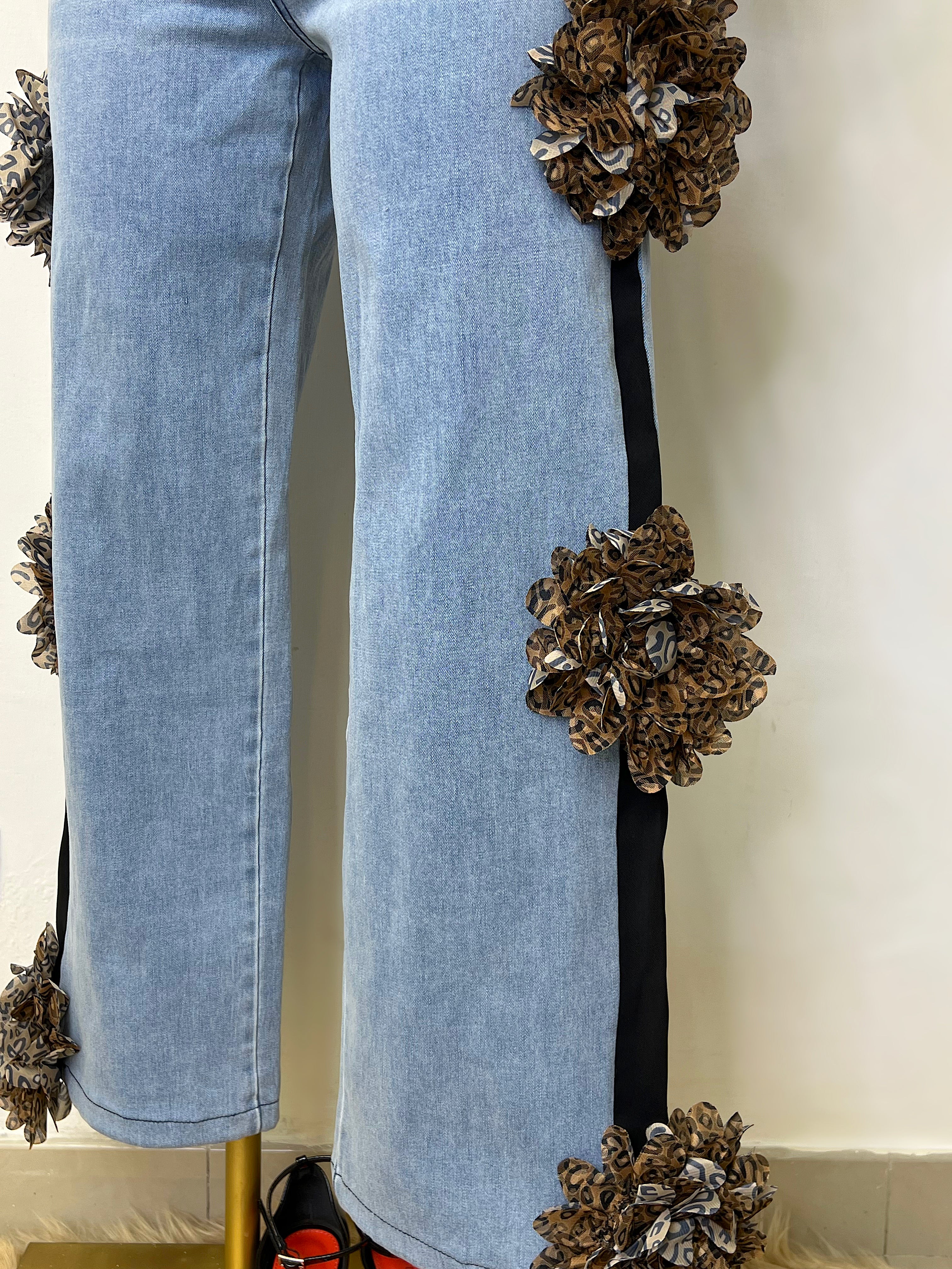 PANTALÓN DENIM CON PRENDEDOR DE FLOR - Image 4