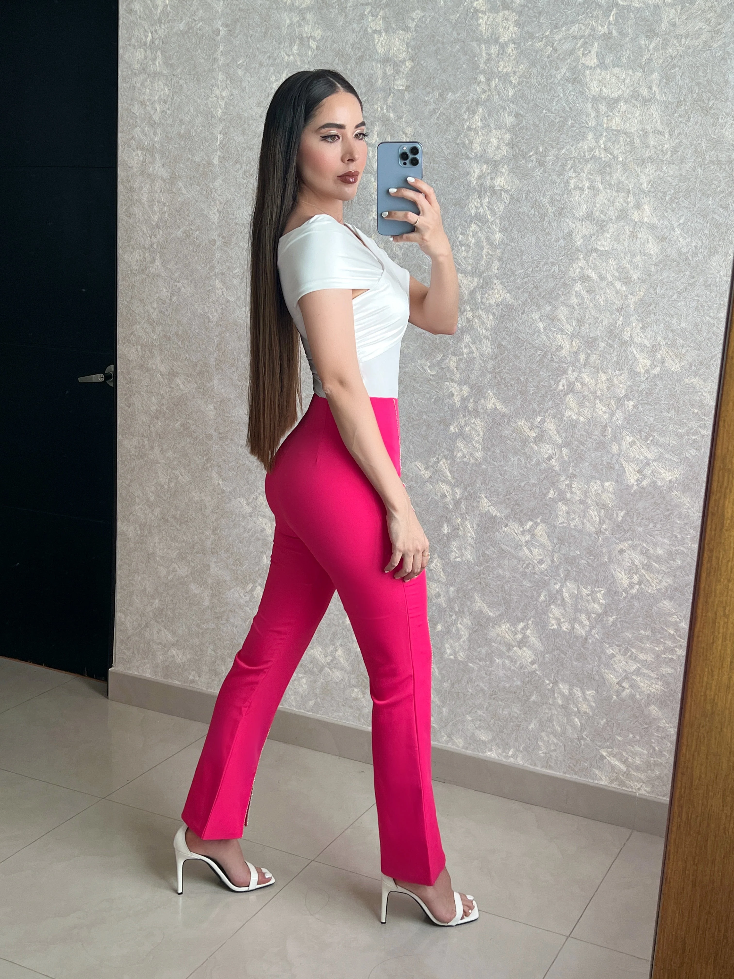 PANTALÓN ROSA CON ABERTURA - Image 3