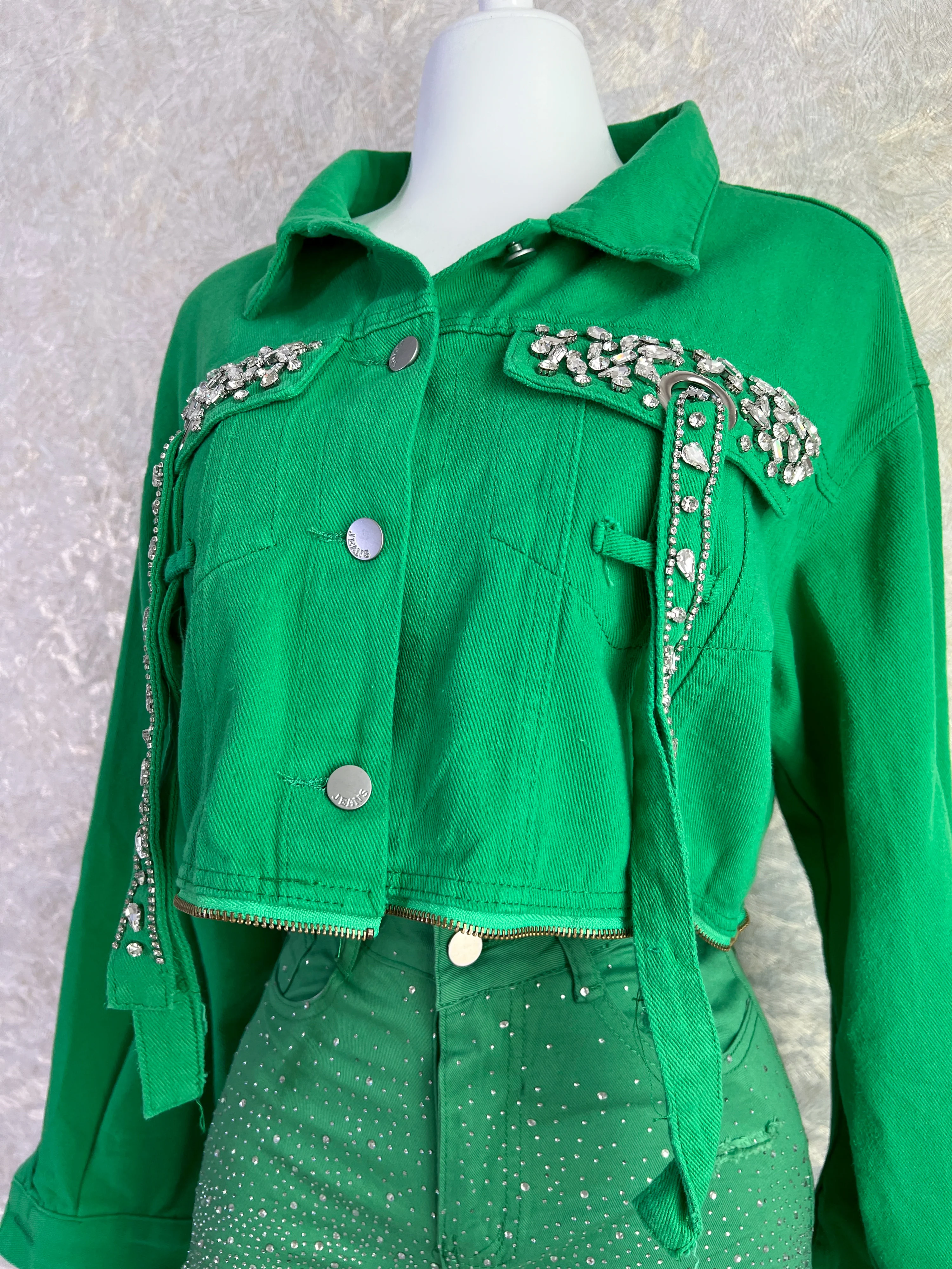 SET CHAQUETA Y SHORT VERDE - Image 3