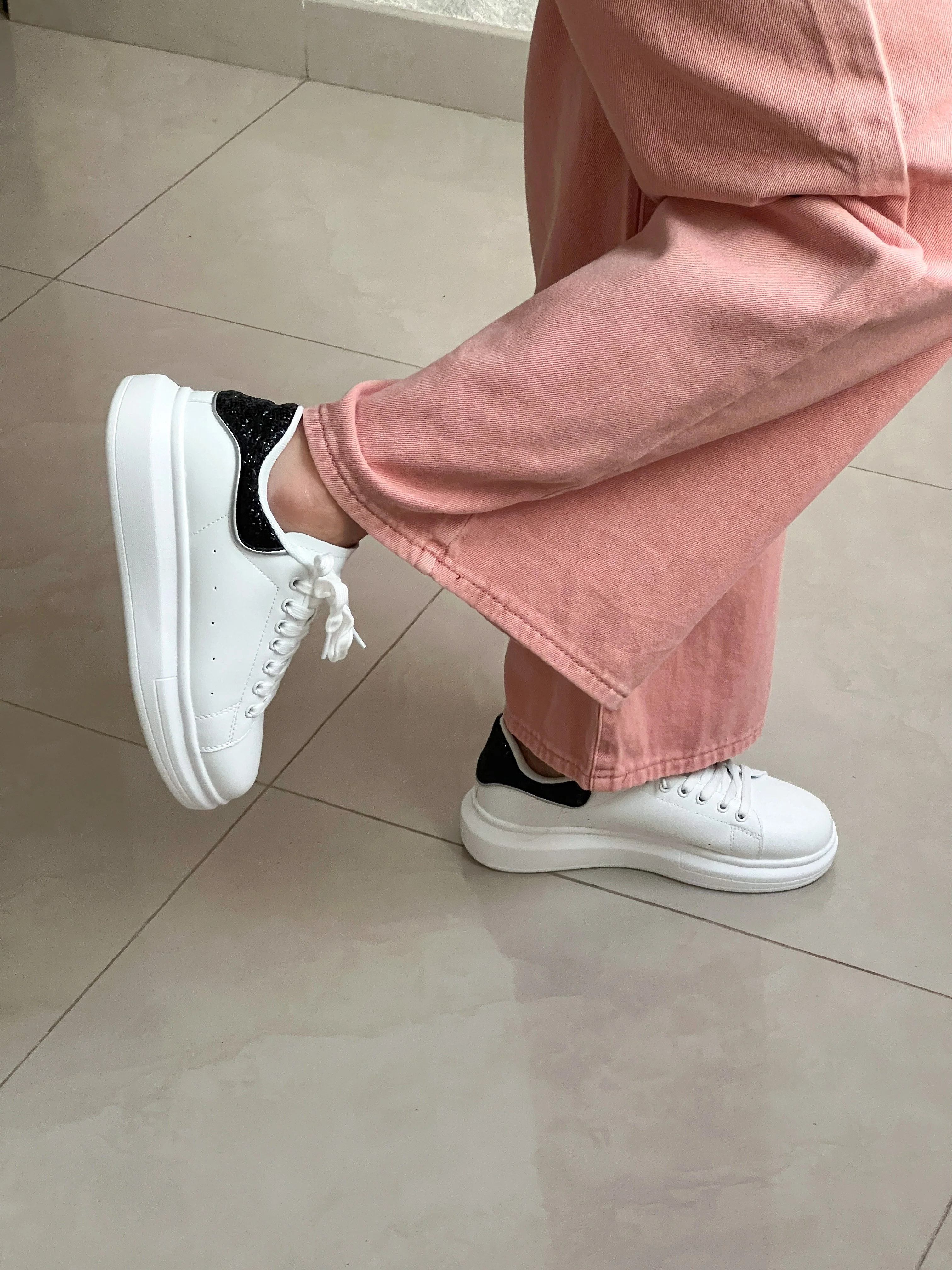 TENIS BLANCOS CON NEGRO - Image 3