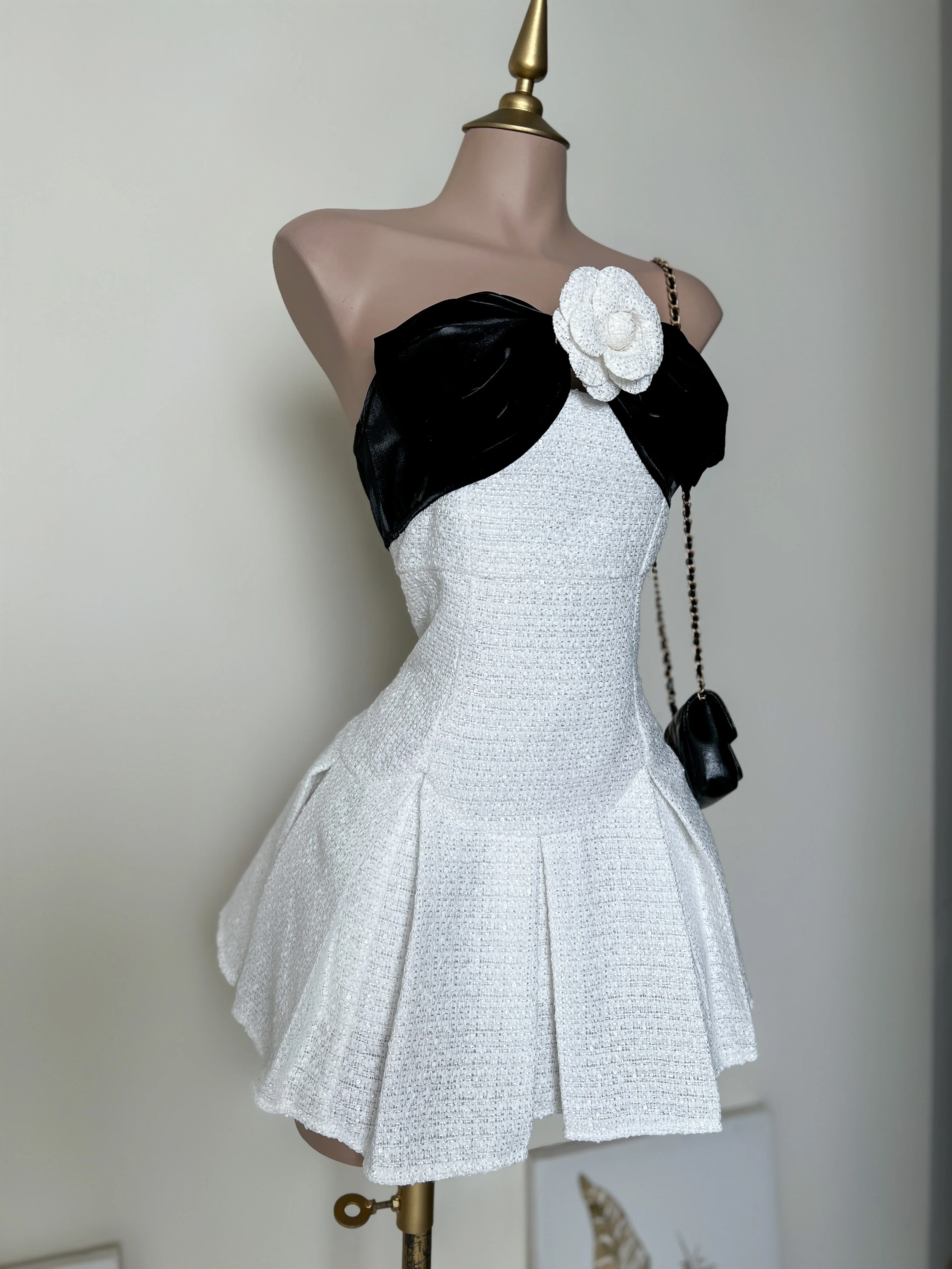 VESTIDO CORTO CON PRENDEDOR - Image 3