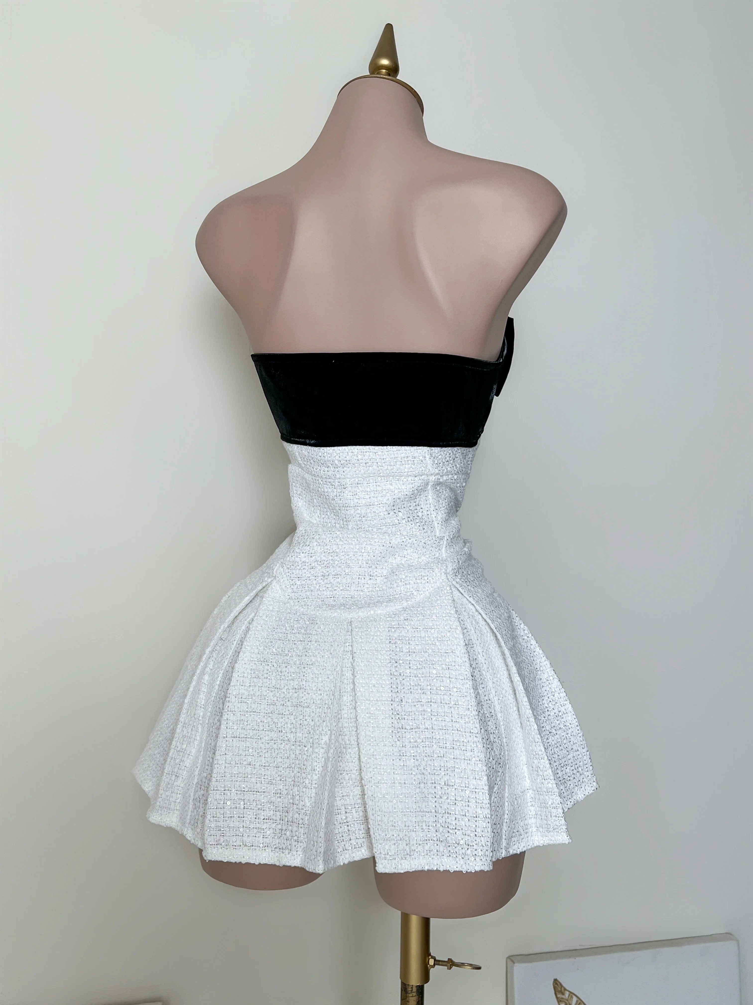 VESTIDO CORTO CON PRENDEDOR - Image 4