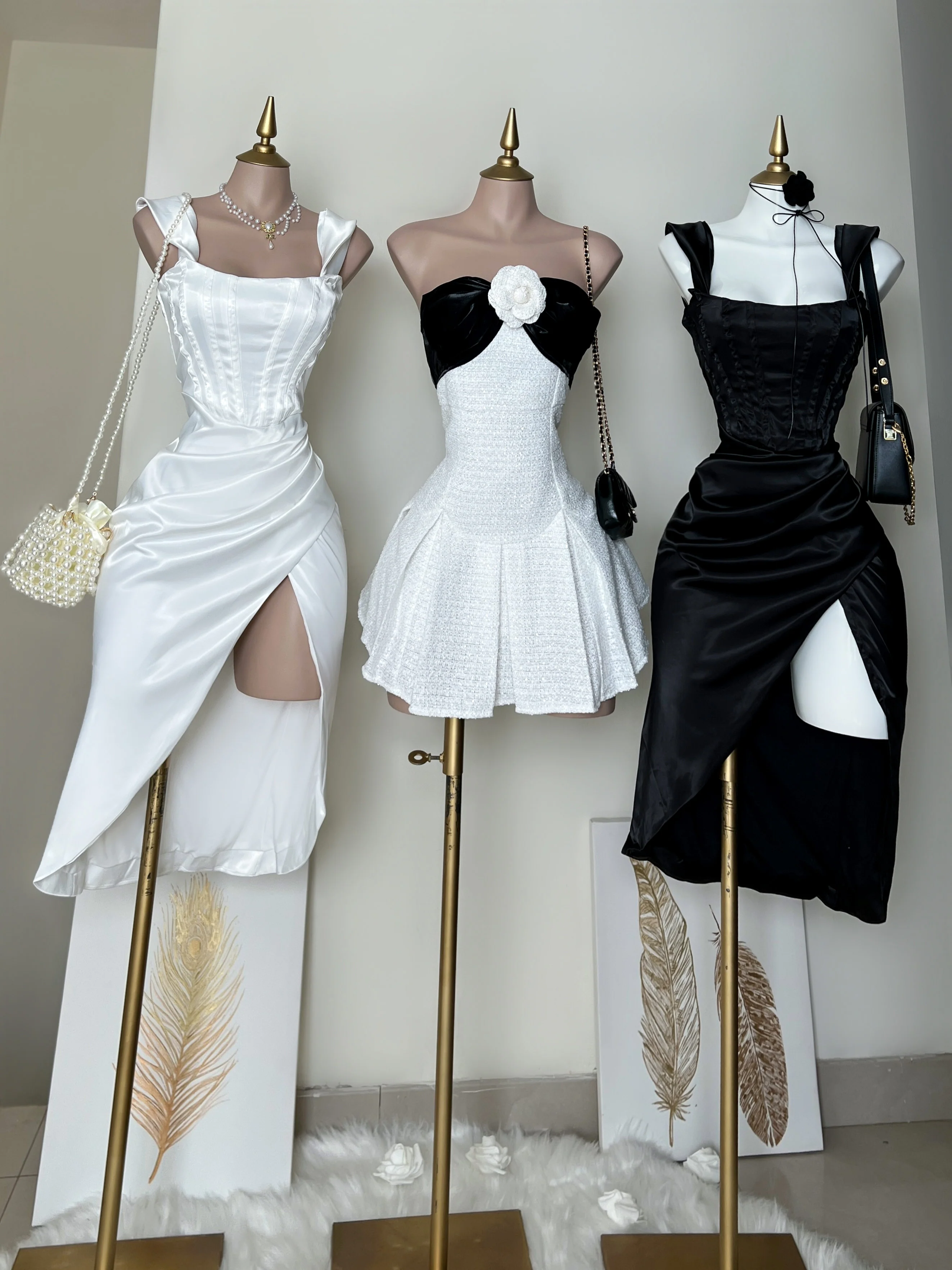 VESTIDO CORTO CON PRENDEDOR - Image 5