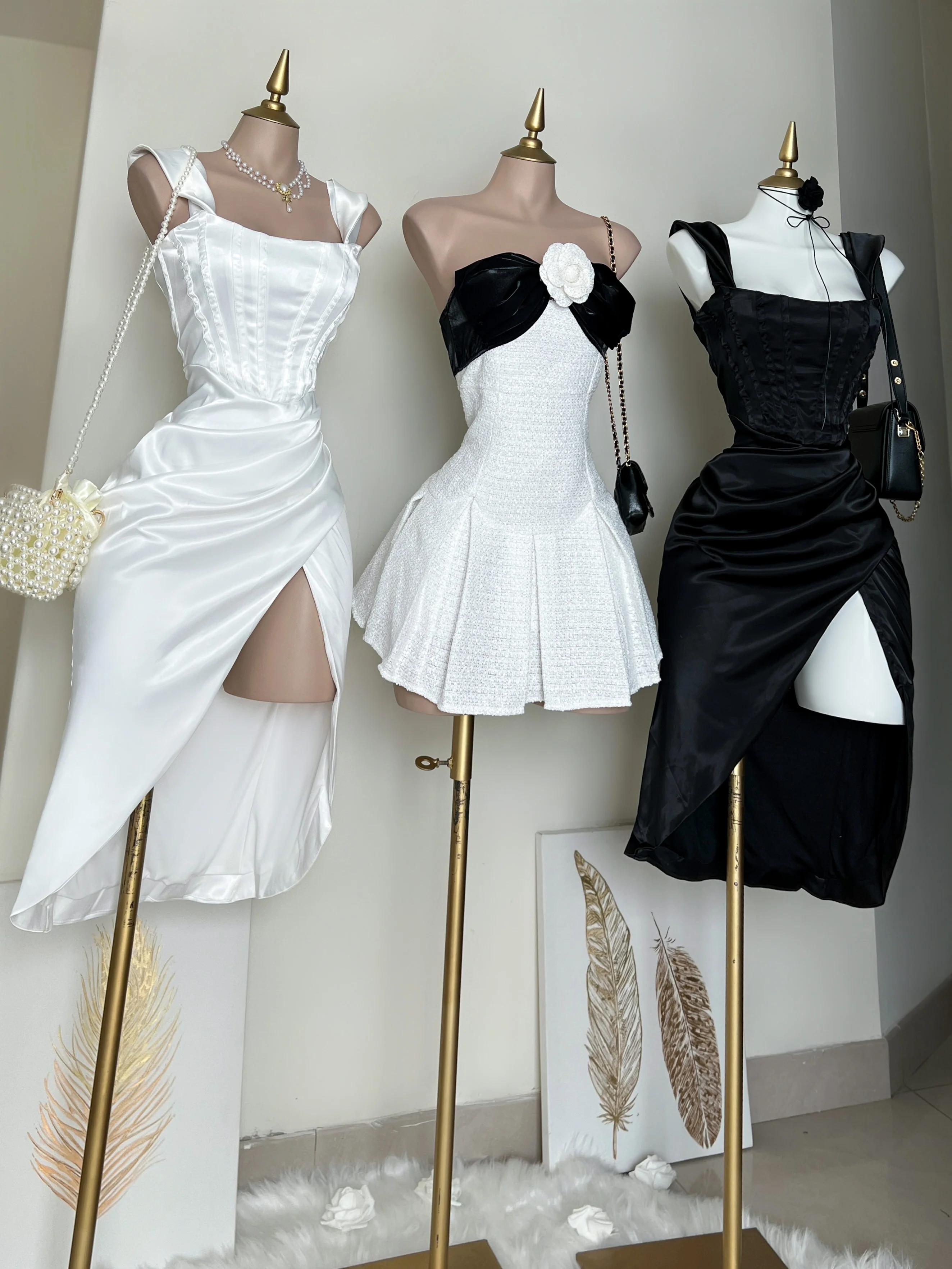 VESTIDO CORTO CON PRENDEDOR - Image 6