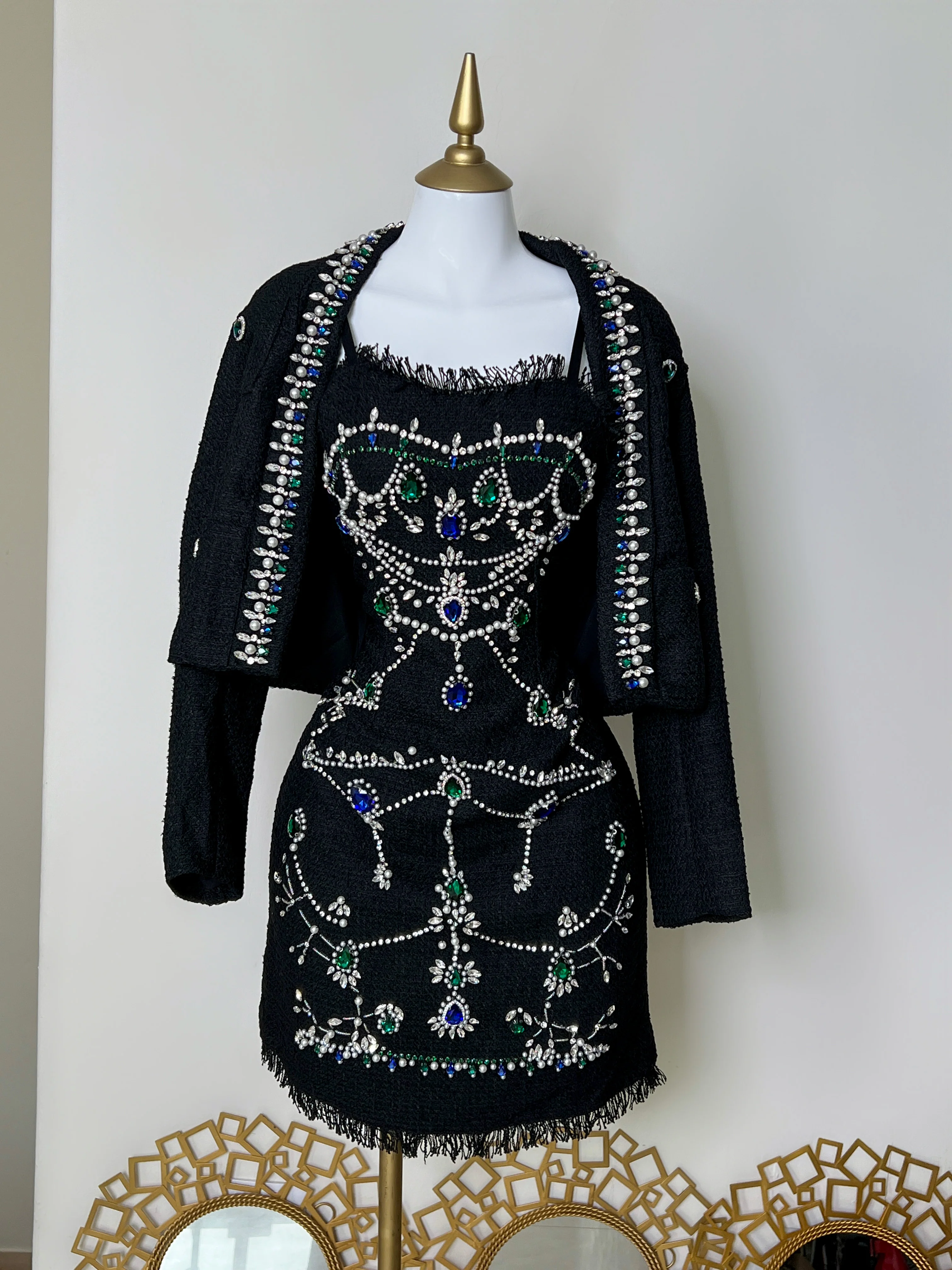 VESTIDO NEGRO CON PEDRERÍA Y PERLA