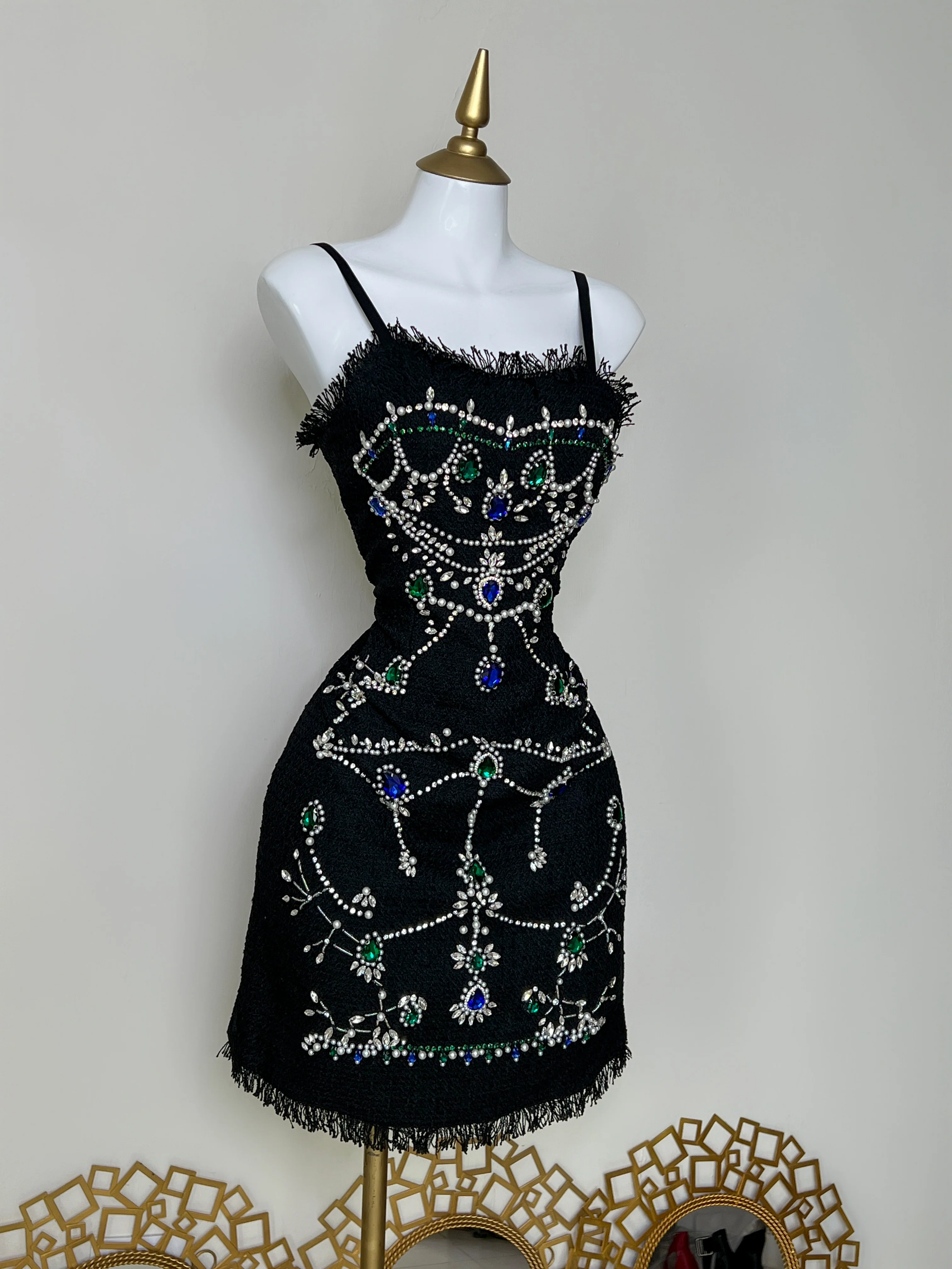 VESTIDO NEGRO CON PEDRERÍA Y PERLA - Image 2