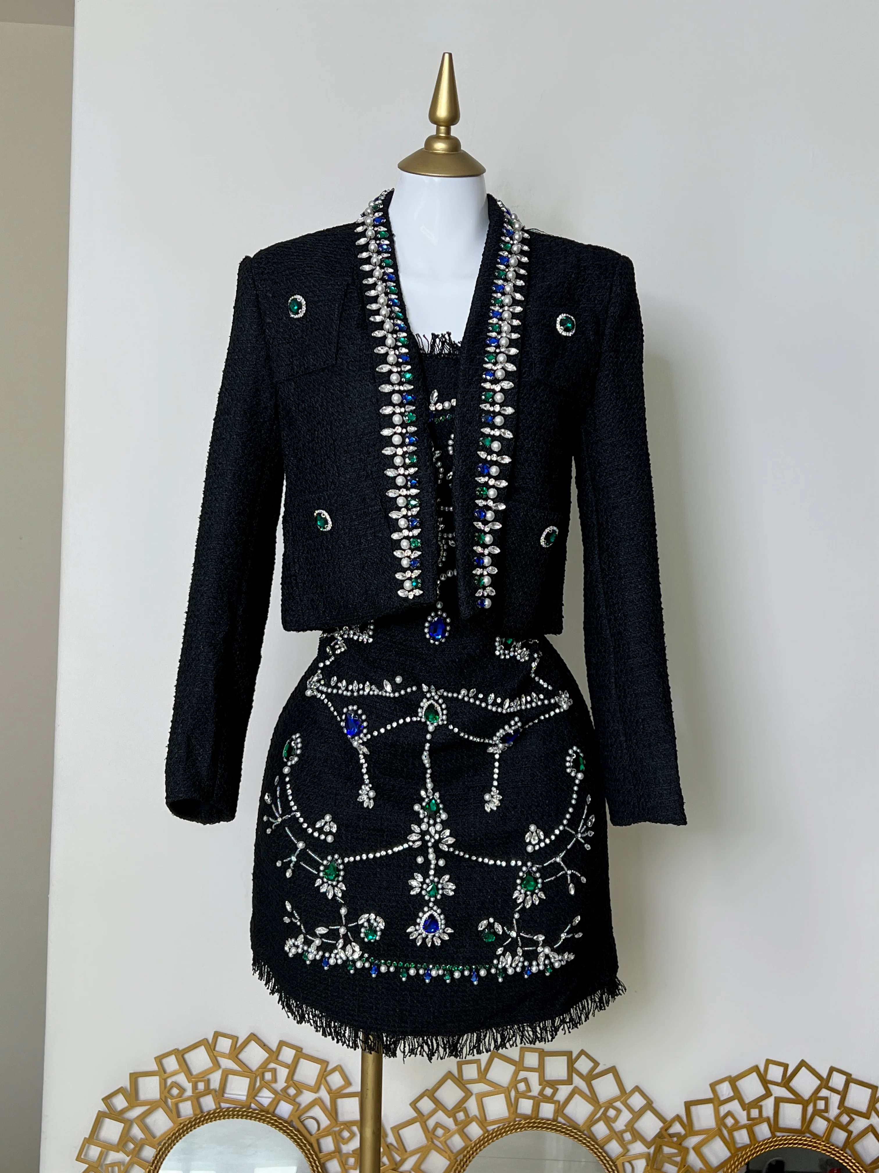VESTIDO NEGRO CON PEDRERÍA Y PERLA - Image 3