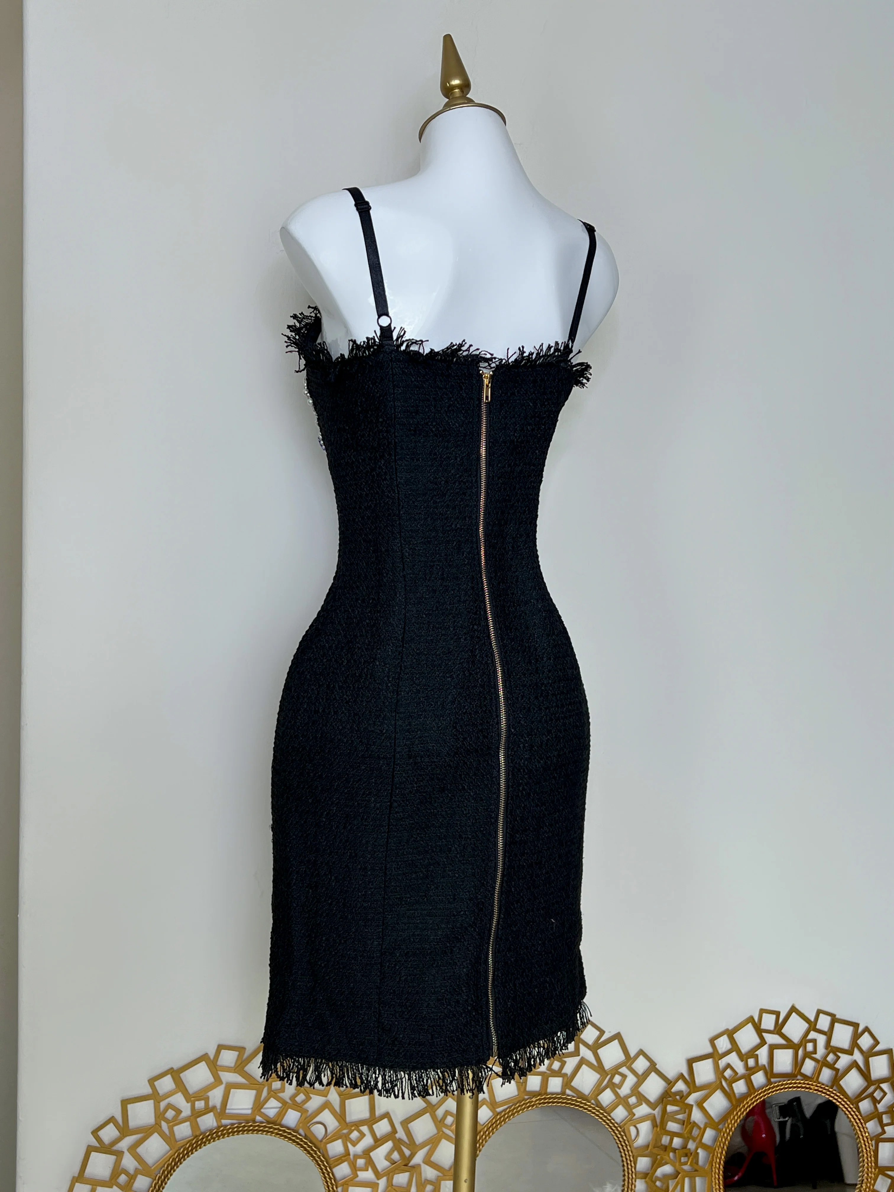 VESTIDO NEGRO CON PEDRERÍA Y PERLA - Image 4