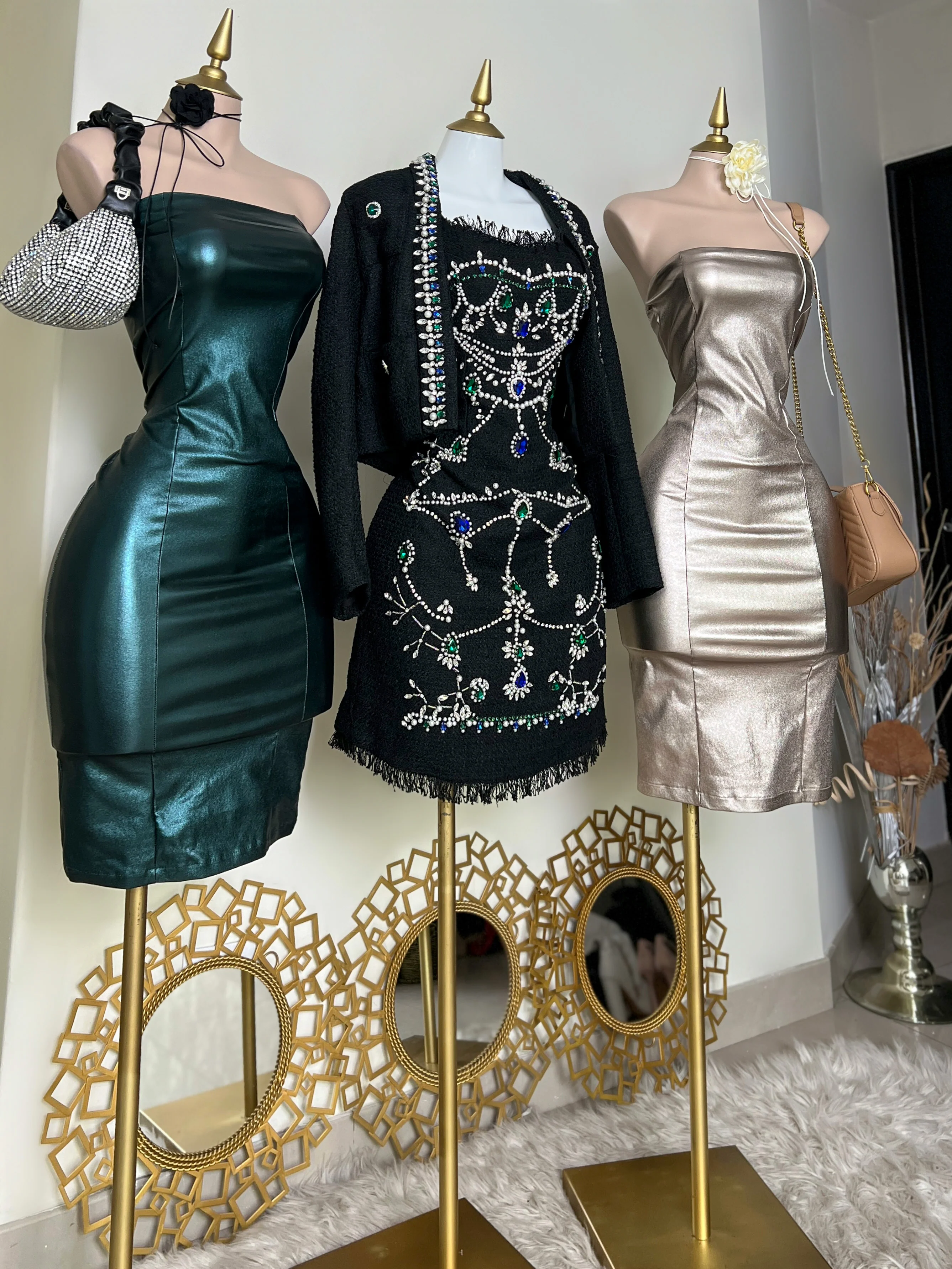 VESTIDO NEGRO CON PEDRERÍA Y PERLA - Image 5