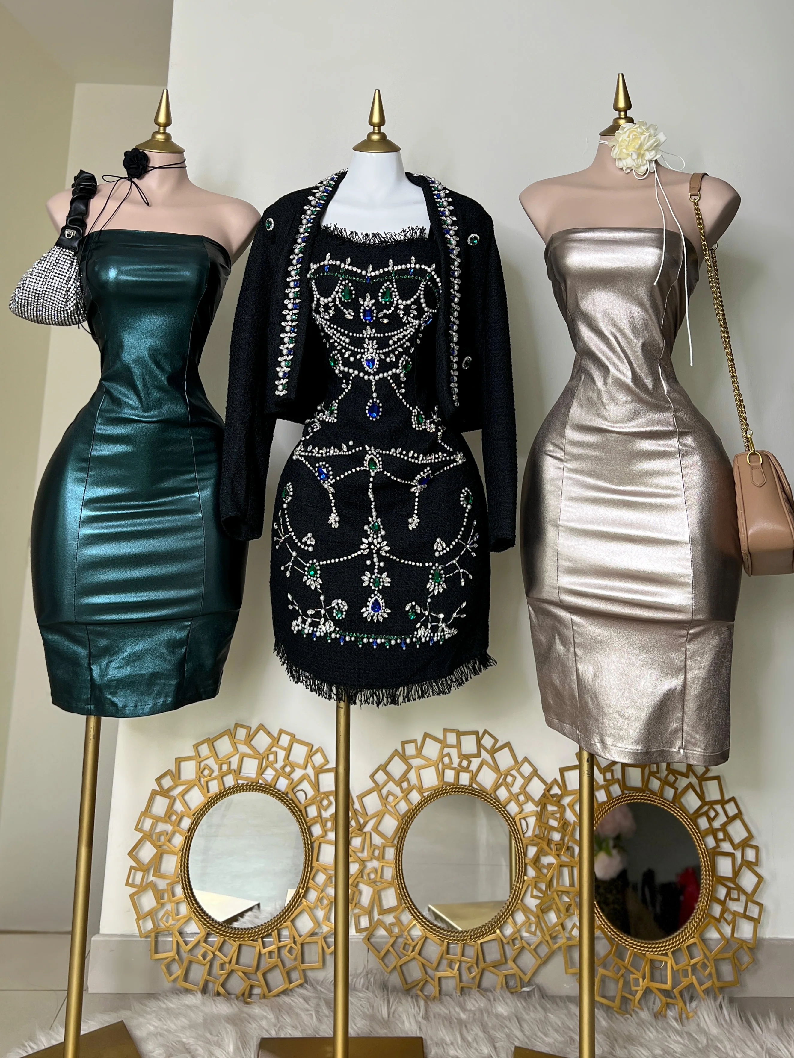 VESTIDO NEGRO CON PEDRERÍA Y PERLA - Image 6