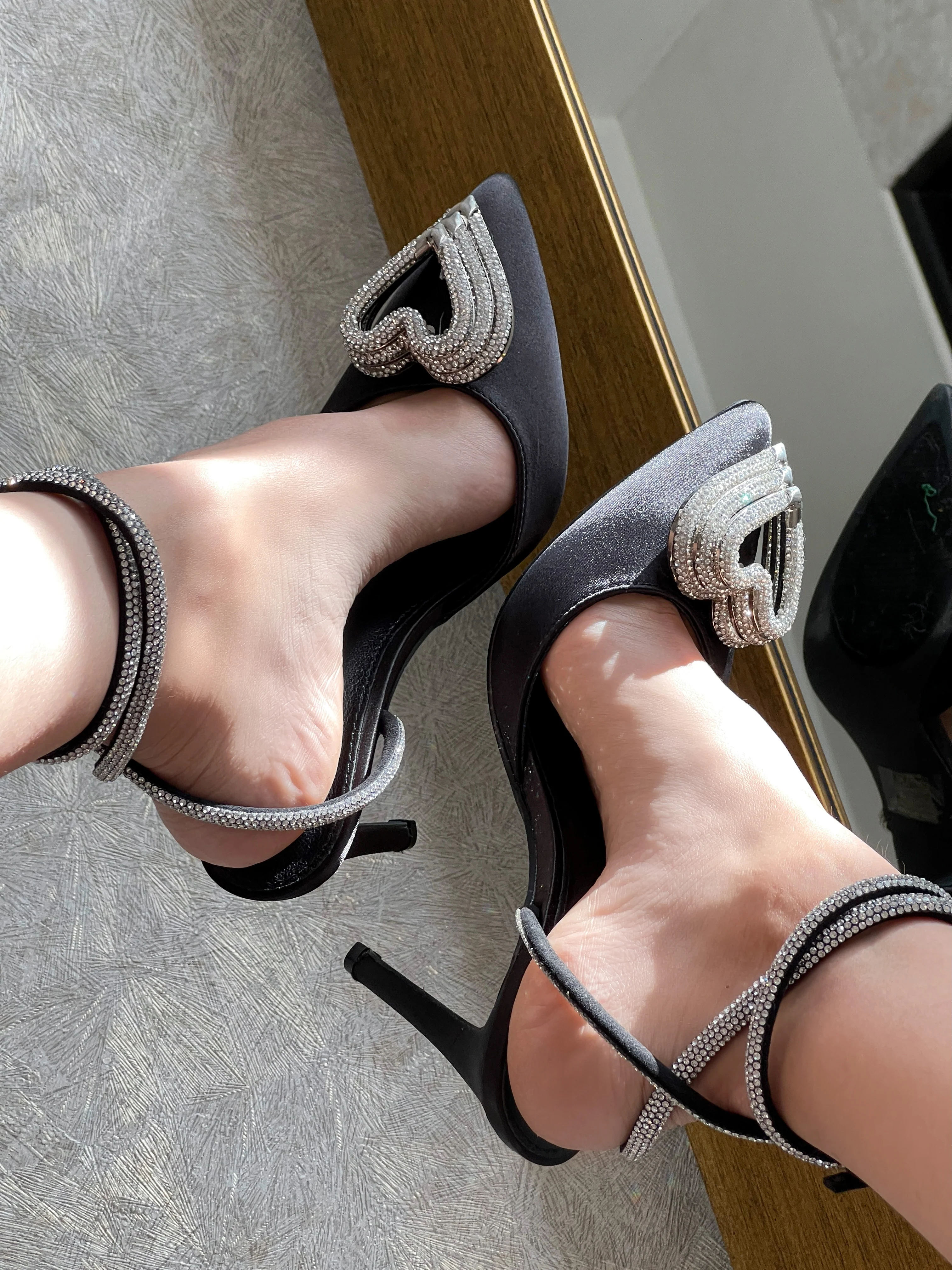 ZAPATILLA NEGRA CON CORAZÓN 3D - Image 3