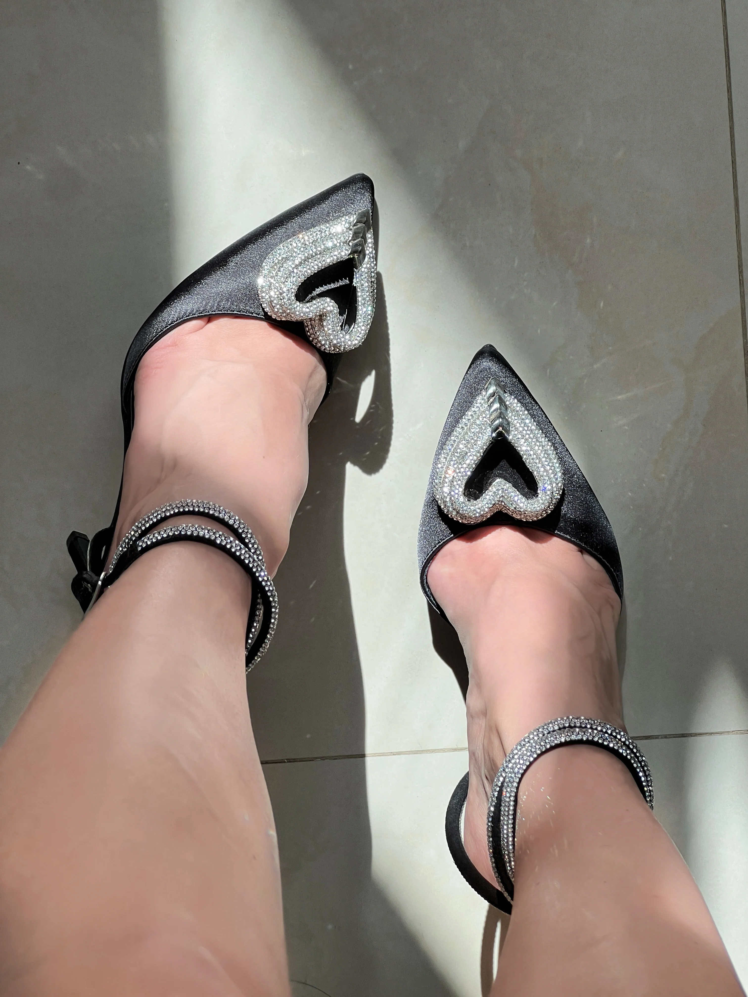 ZAPATILLA NEGRA CON CORAZÓN 3D - Image 5