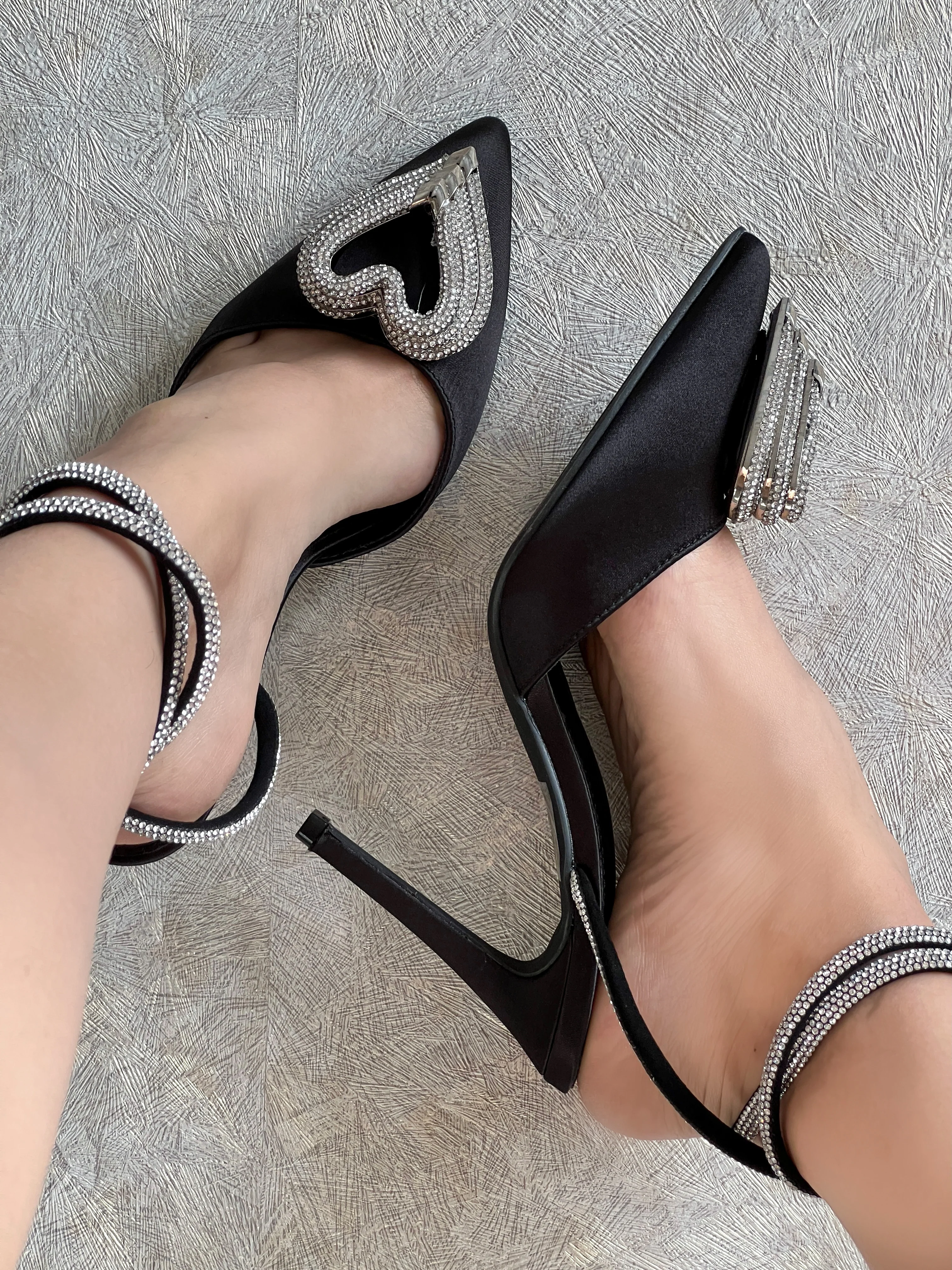 ZAPATILLA NEGRA CON CORAZÓN 3D - Image 6